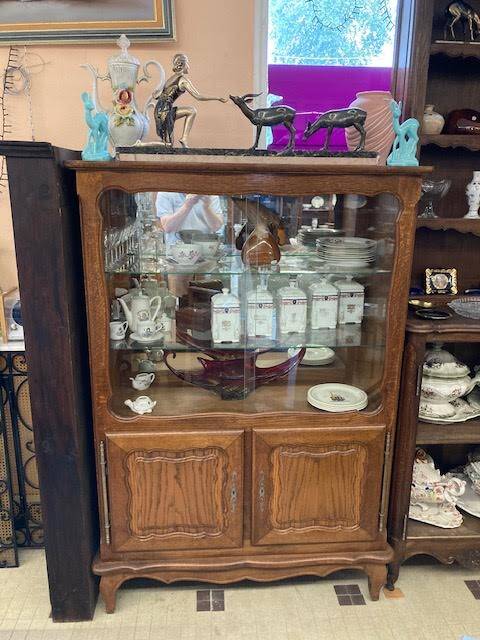 Display cabinet with 2 sliding doors