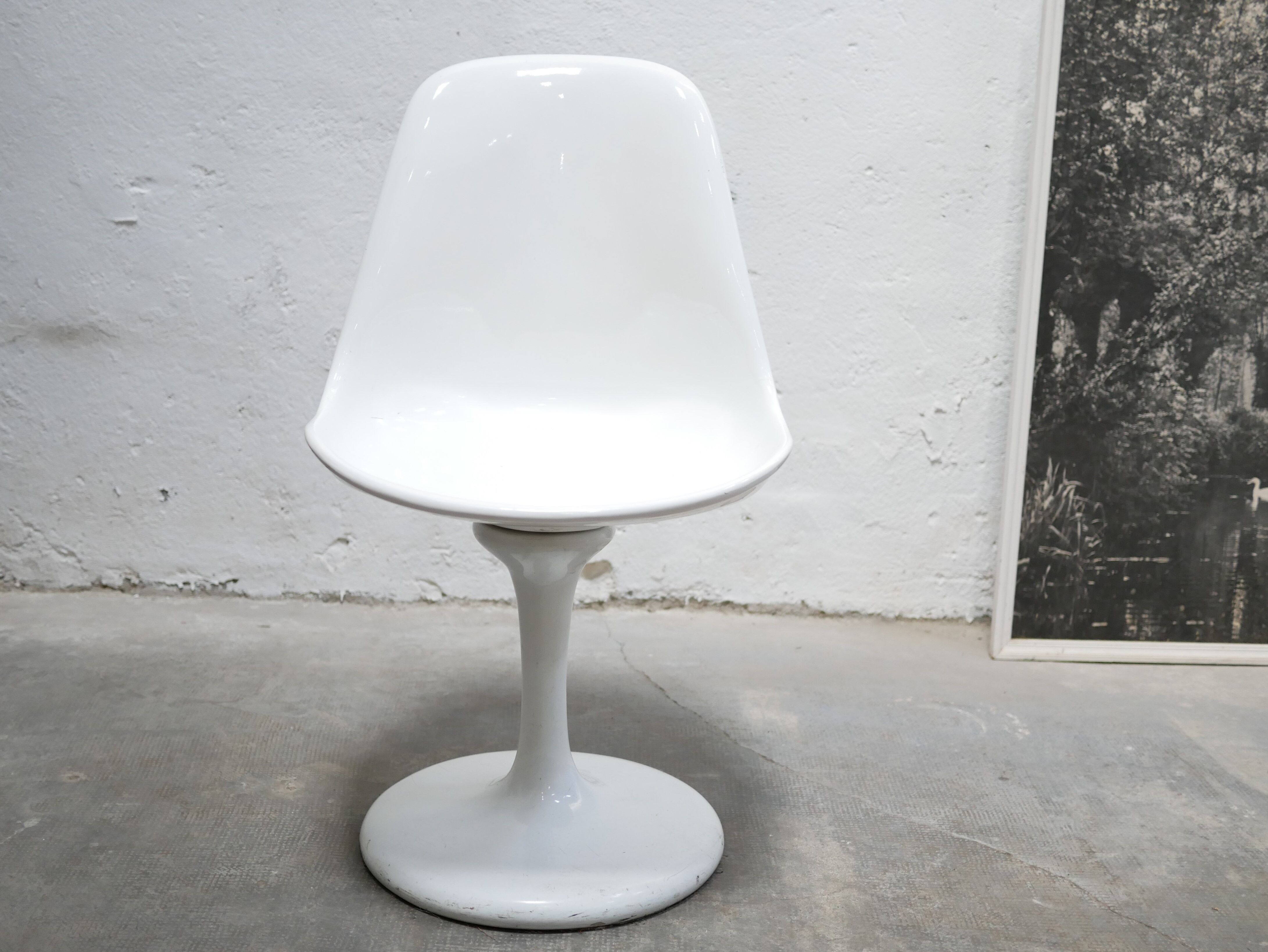 Vintage swivel tulip chair