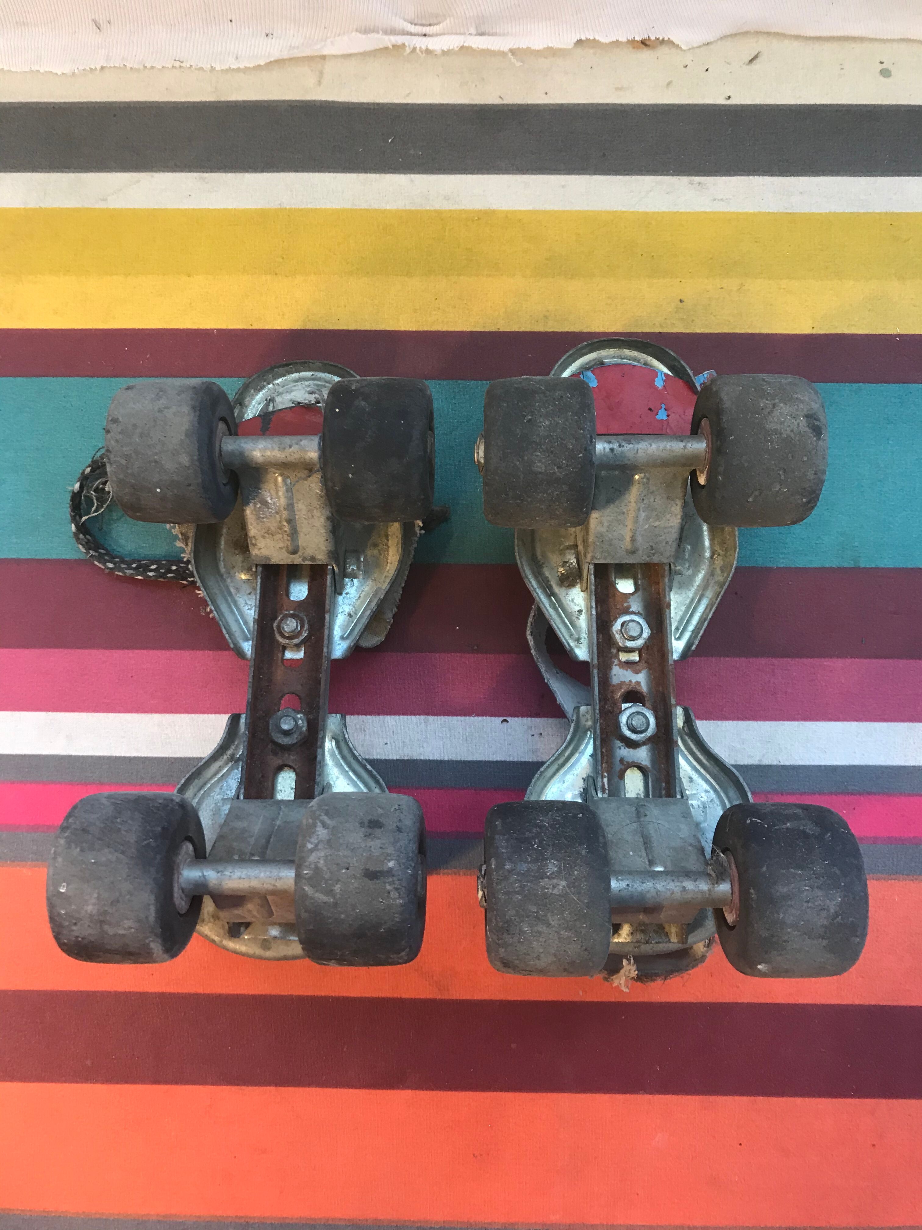 Ancienne rare paire de Patins à Roulettes 3 Roues superbe état début