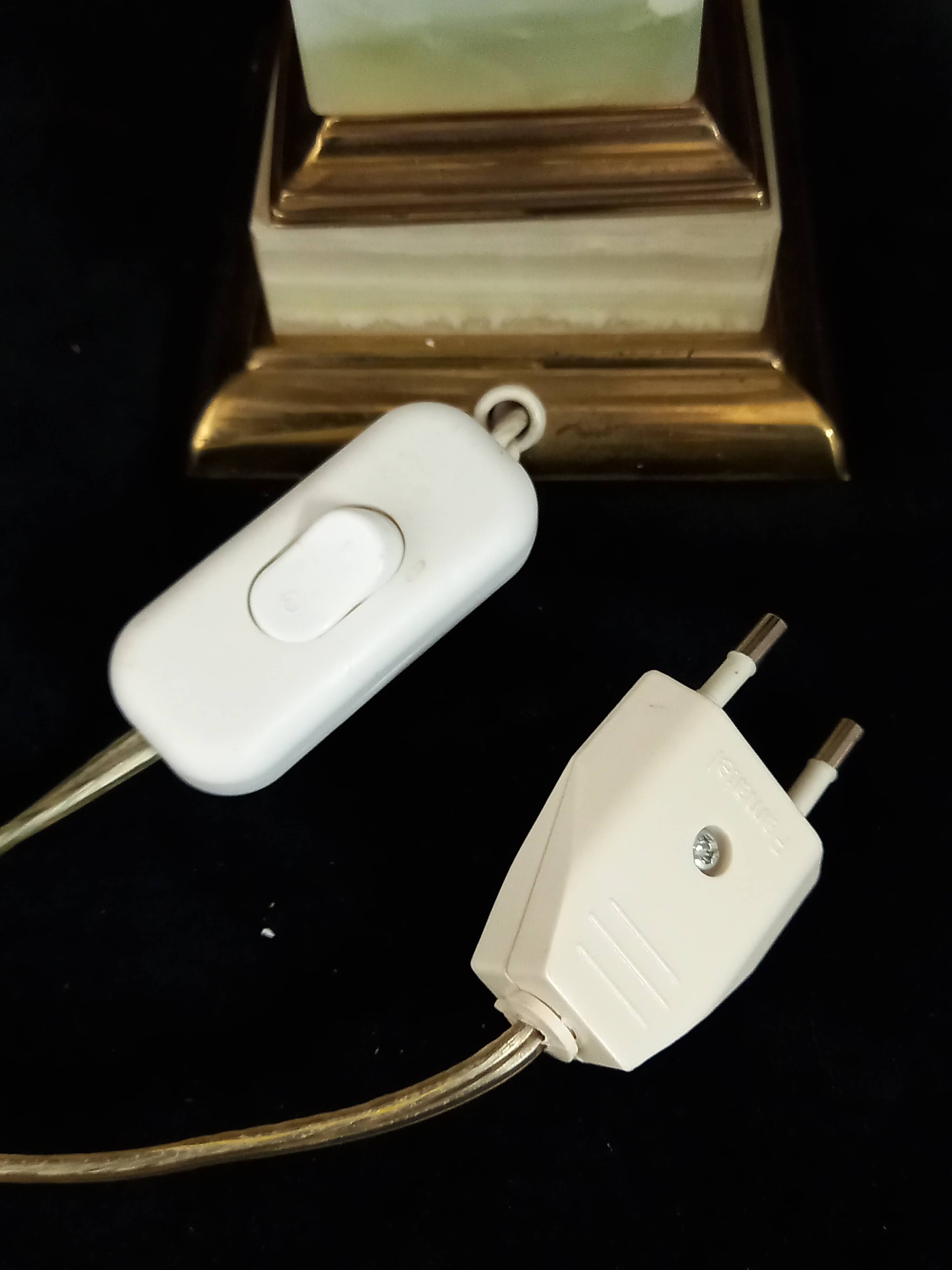 Pineapple style table lamp with onyx and brass base