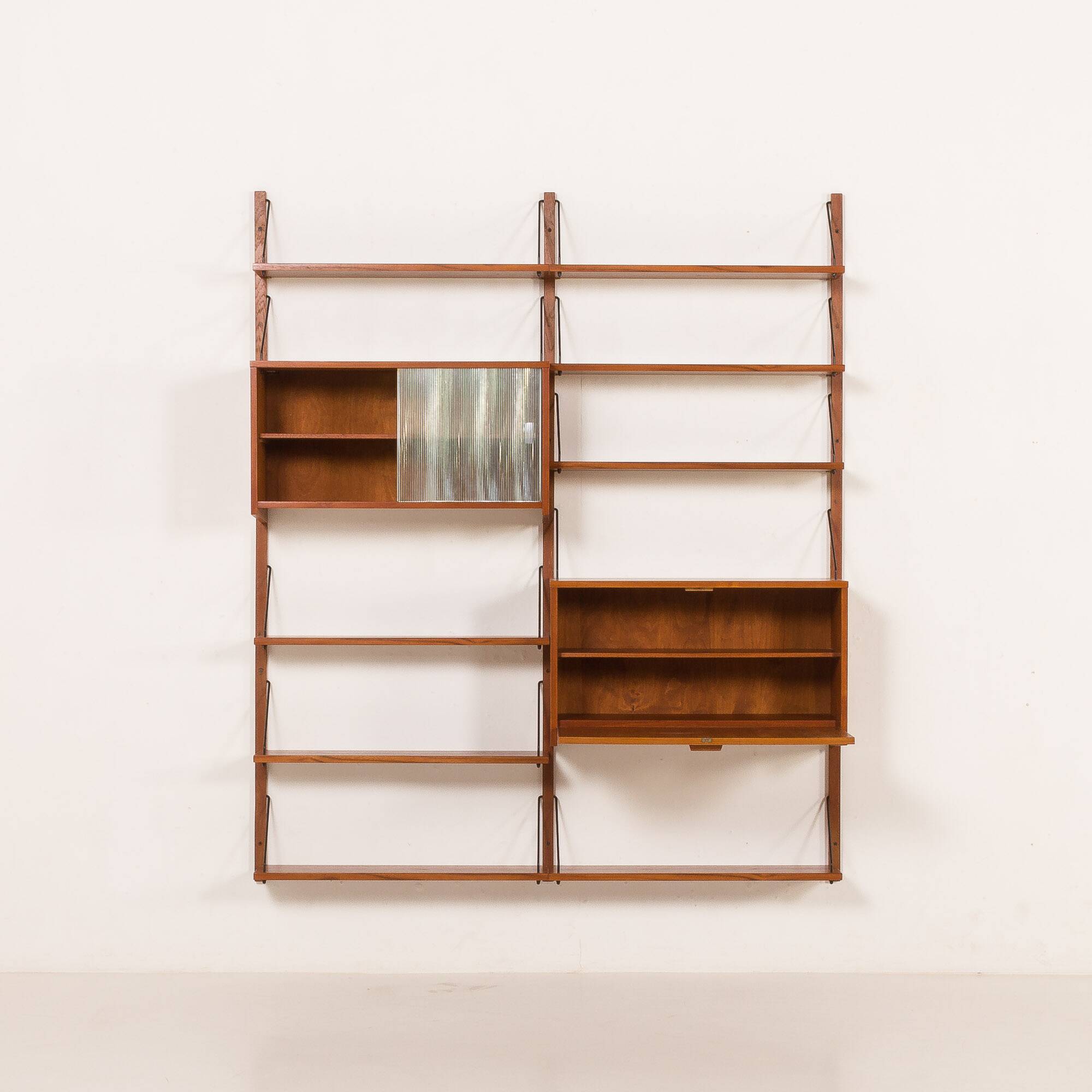 Scandinavian vintage shelving wall unit with a bureau and bar cabinet, Den