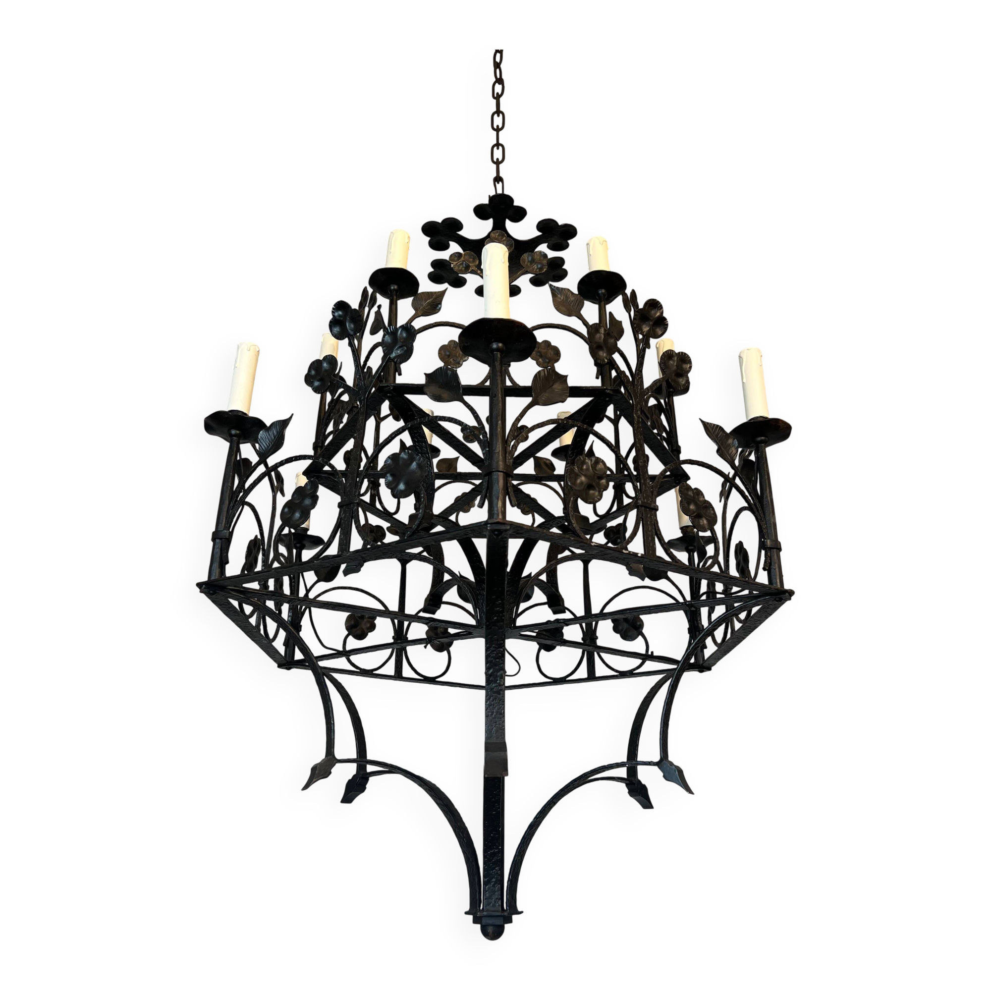 Lustre with 12 lights in wrought iron decorated with clovers and foliage.