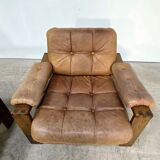 Joli salon composé d'une paire de fauteuils, d'un canapé en cuir havane et son ottoman