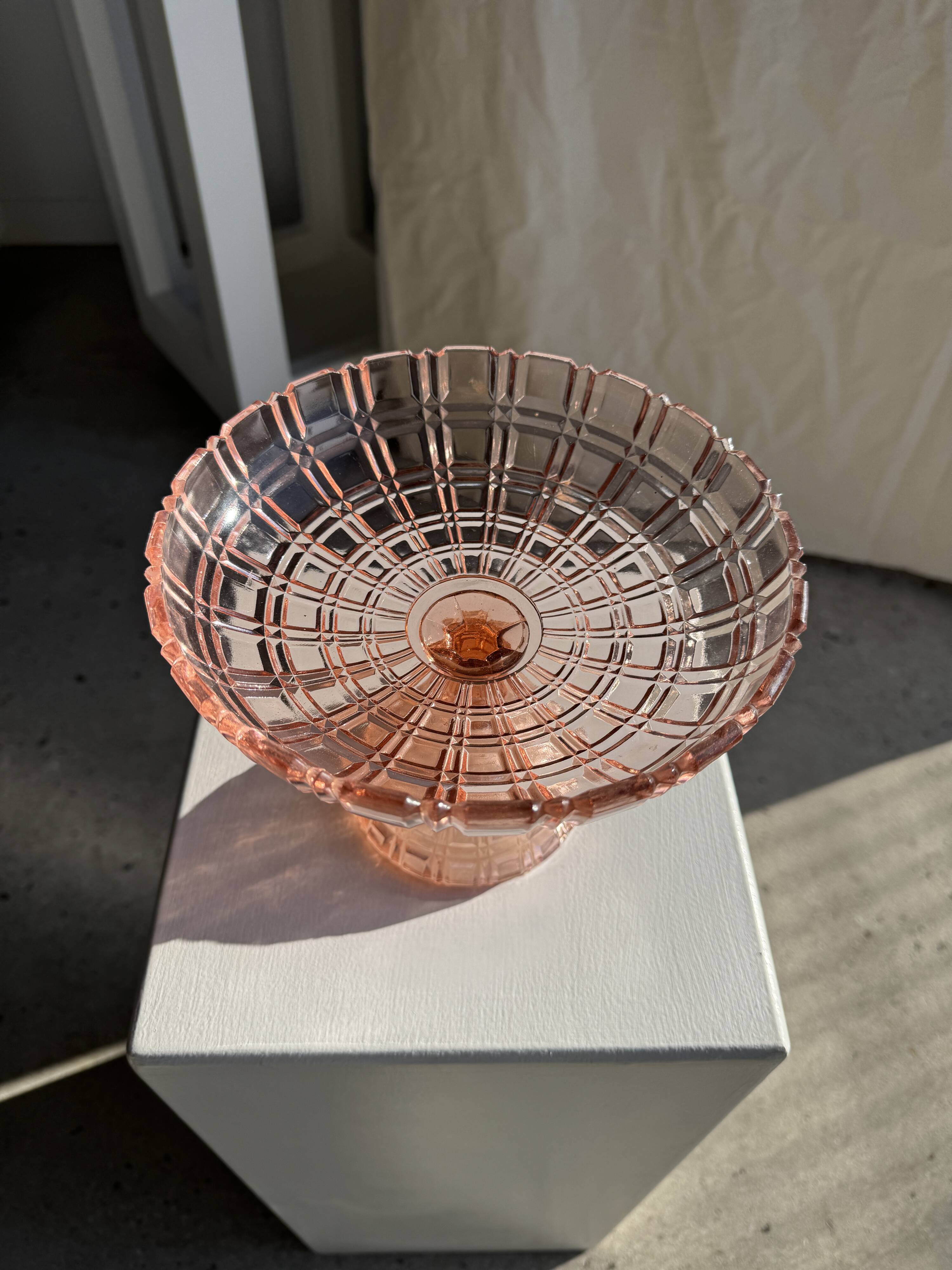 Pink glass coupe footed H20 D 15.5