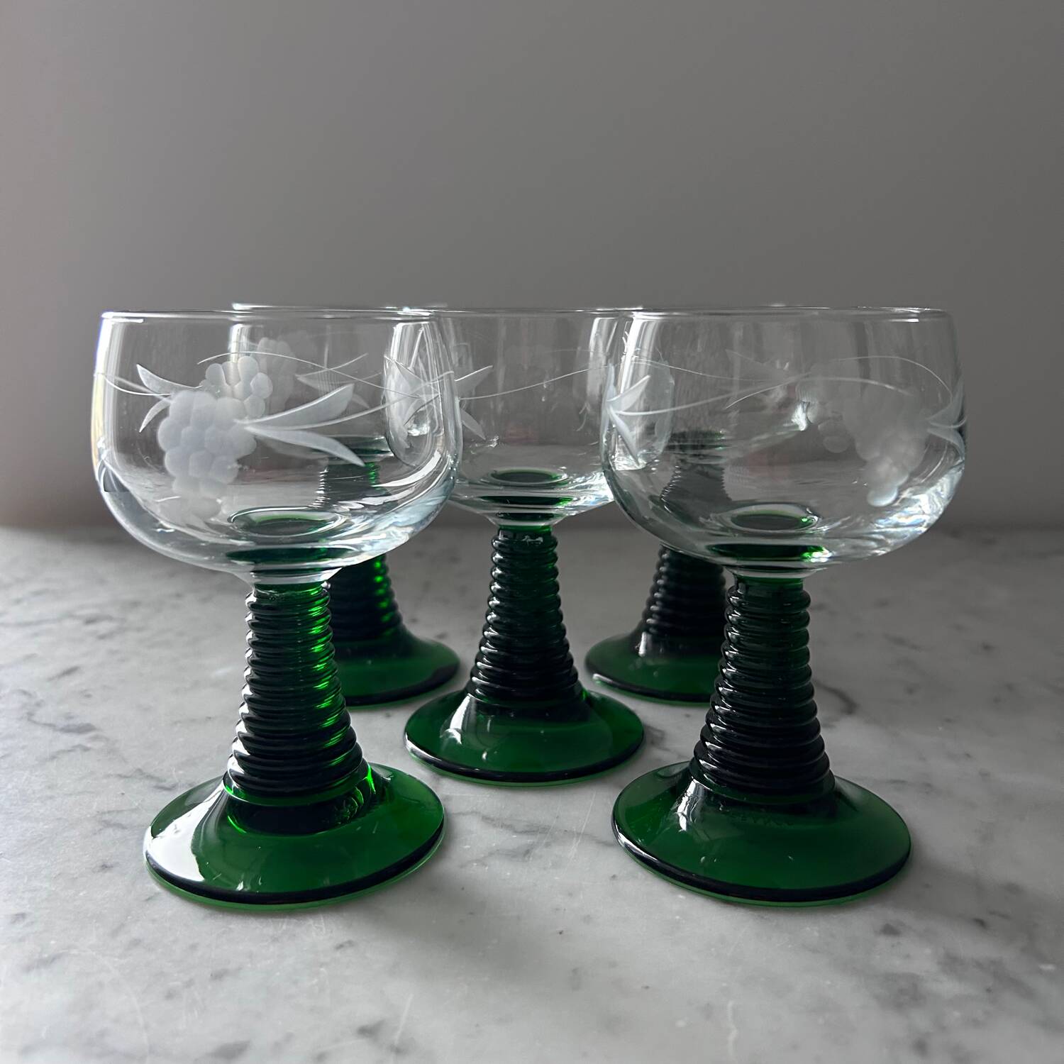 Service de 5 verres Roemer gravés 