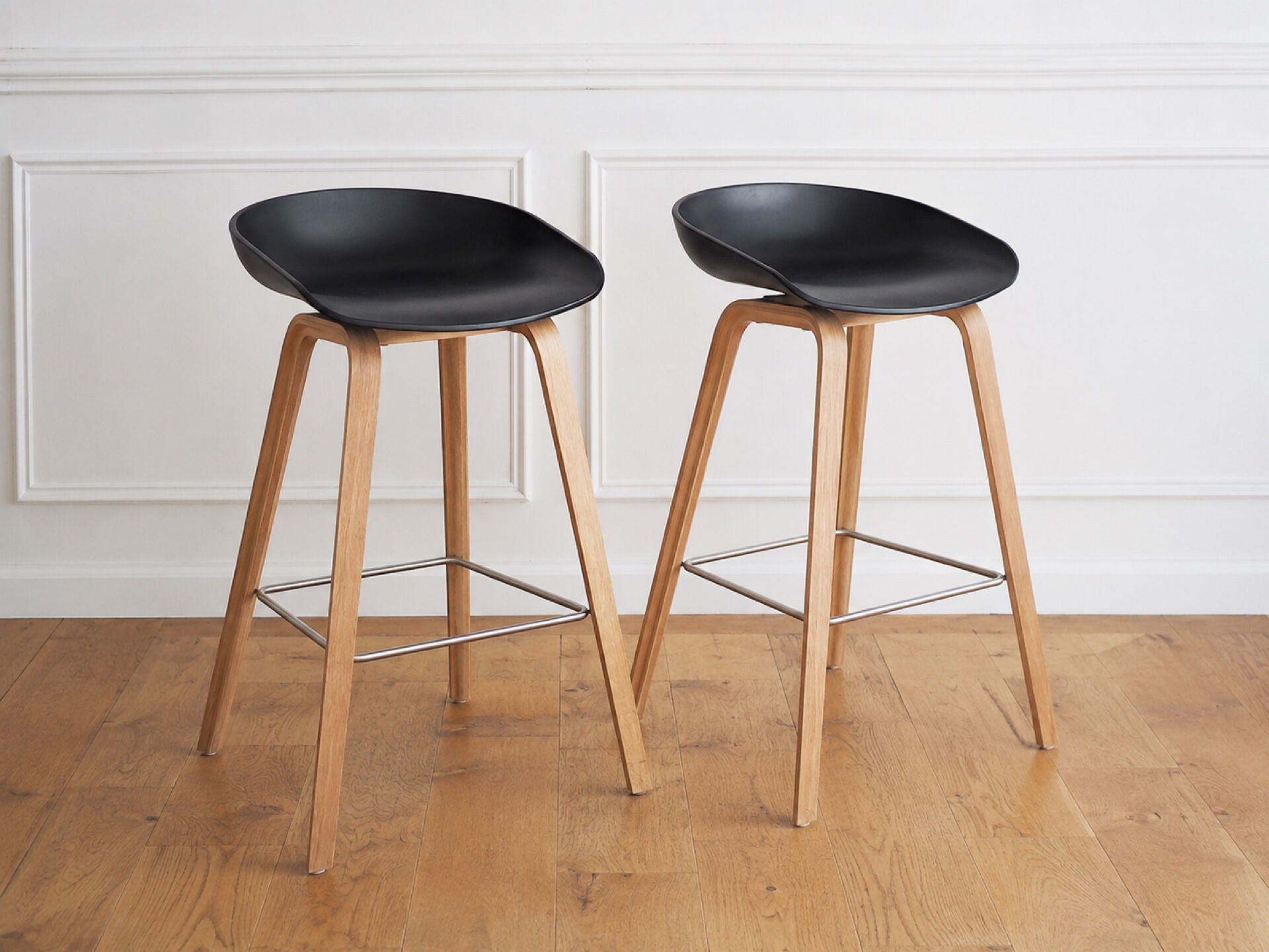 Hay bar stools – about a stool (aas) – oak & black shell – set