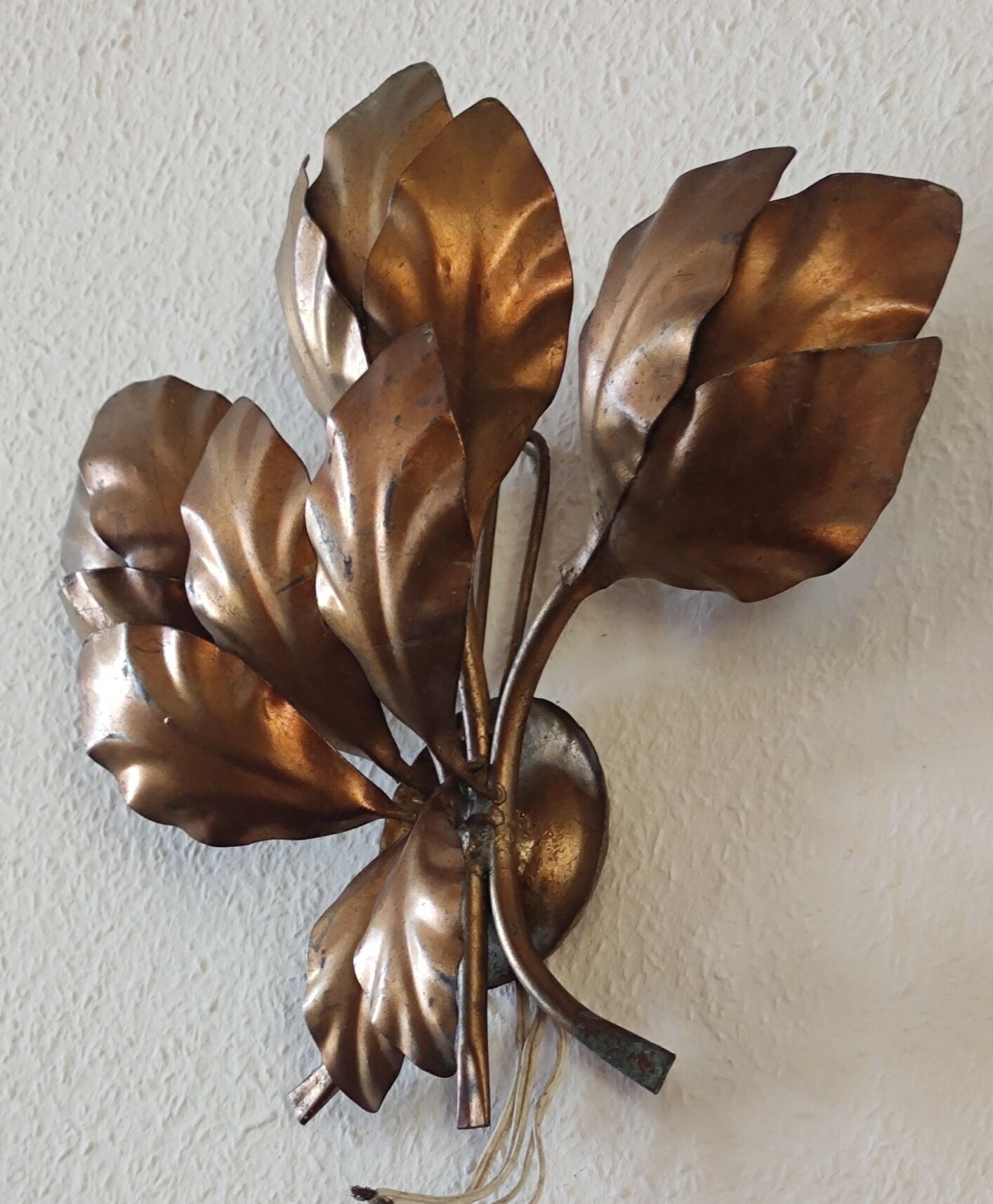 Design wall lamp in gold metal