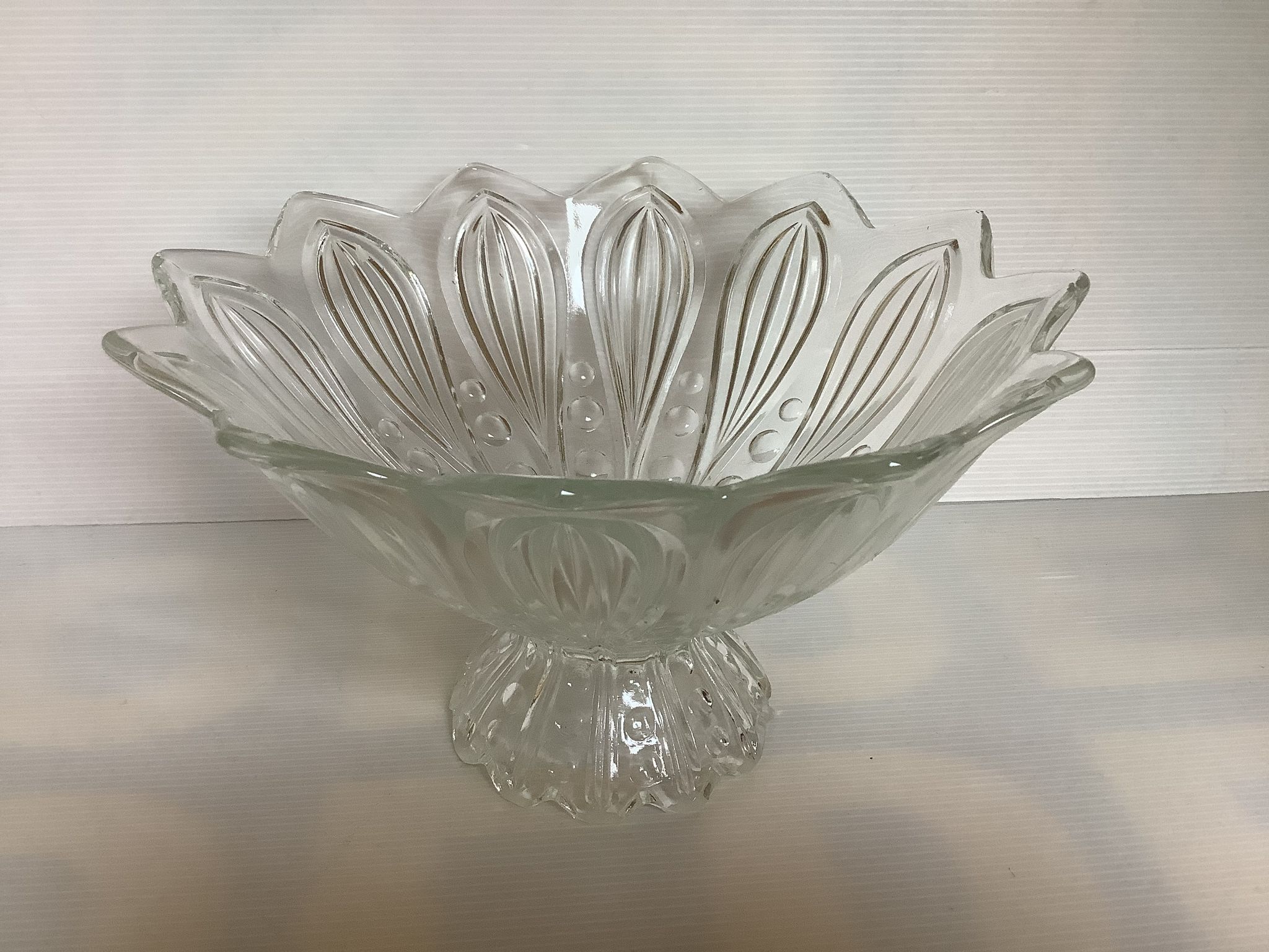 Old flower-shaped bubble round footed cup