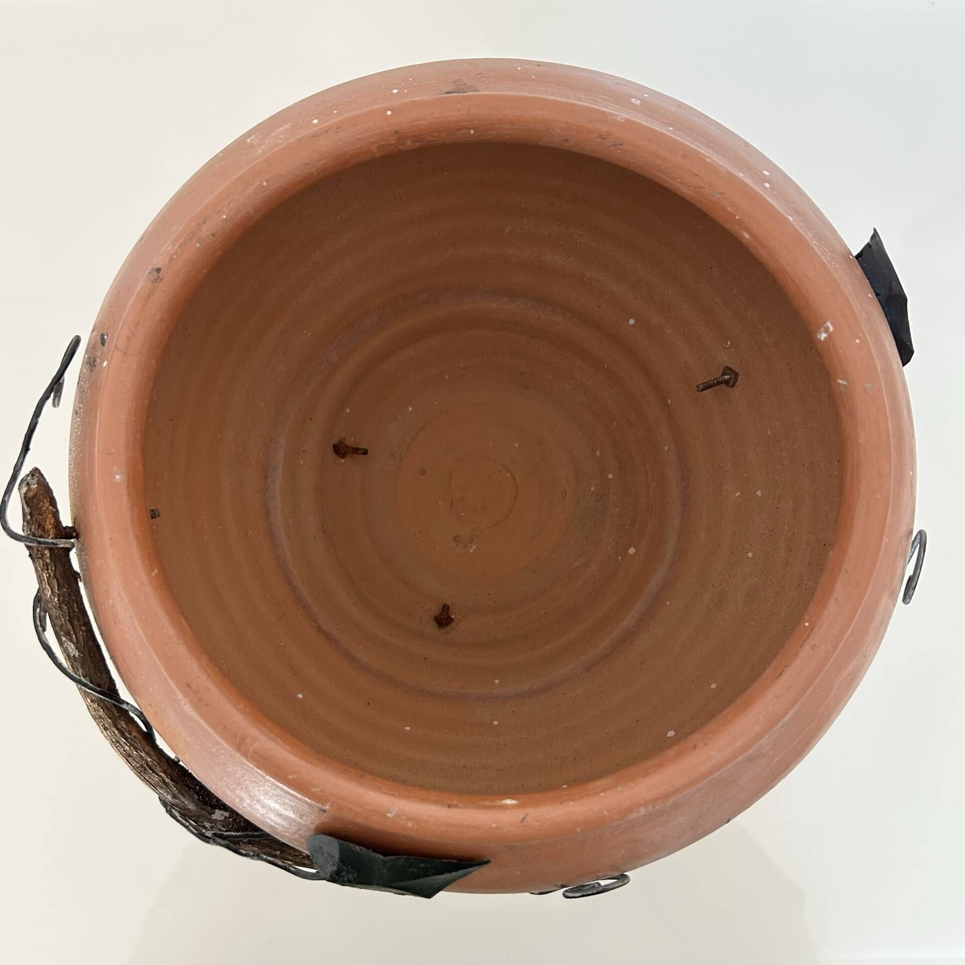 Decorative pot holder in wrought iron and wood
