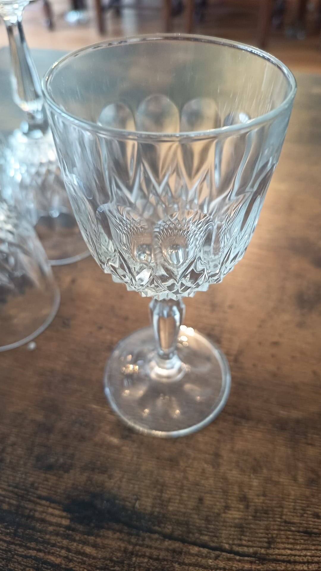 Ensemble de neuf verres a vin en cristal taillé vintage