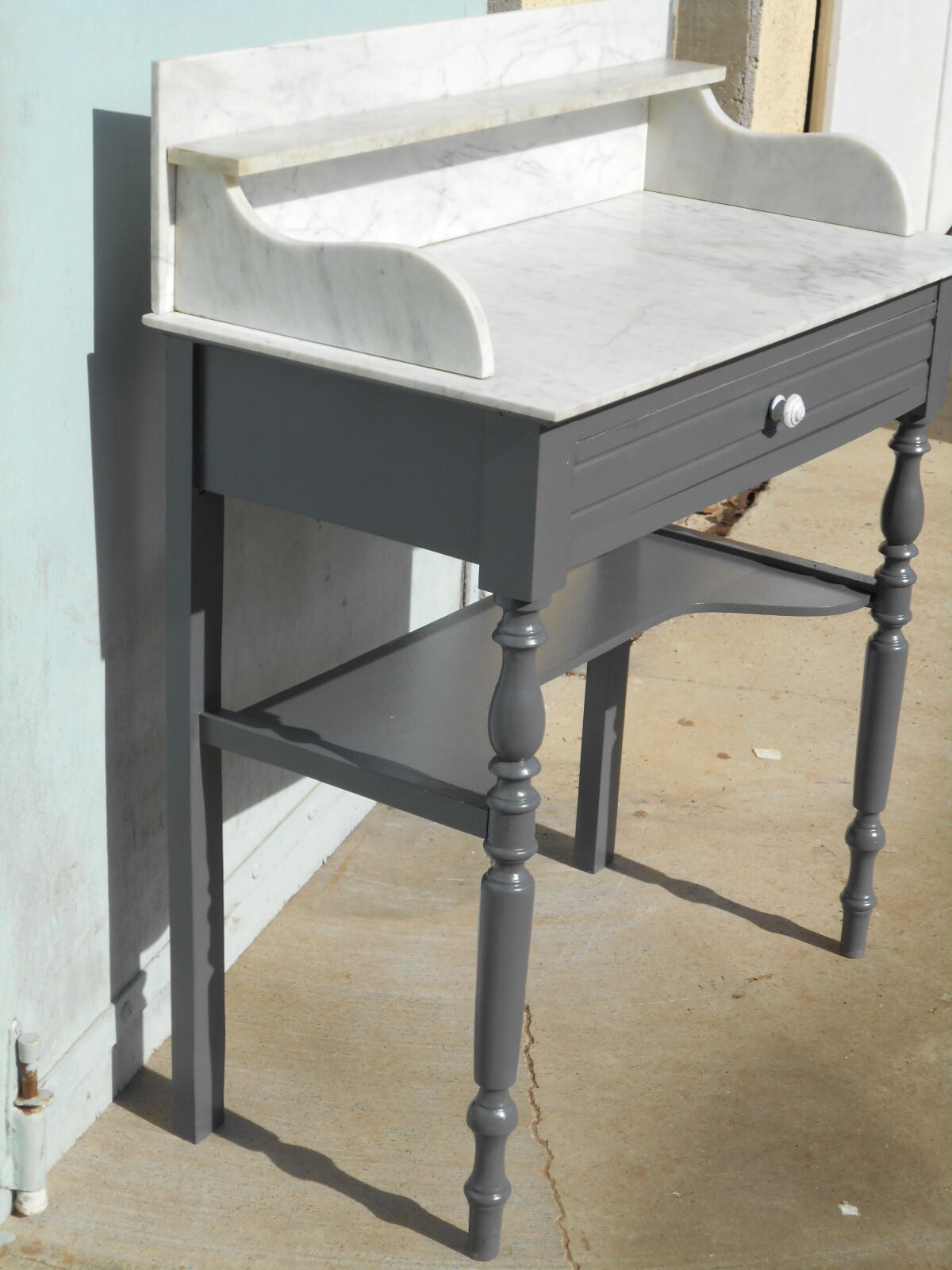 Meuble de toilette en bois et marbre blanc