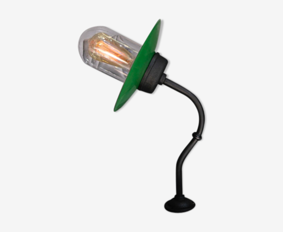 Metal gooseneck wall lamp and cast cast metal