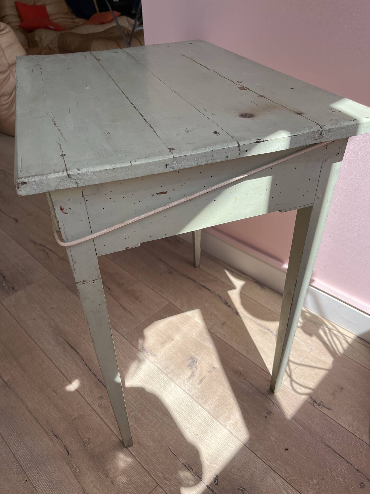 Petite table en bois d’appoint vintage 50 vert sauge