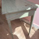 Petite table en bois d’appoint vintage 50 vert sauge
