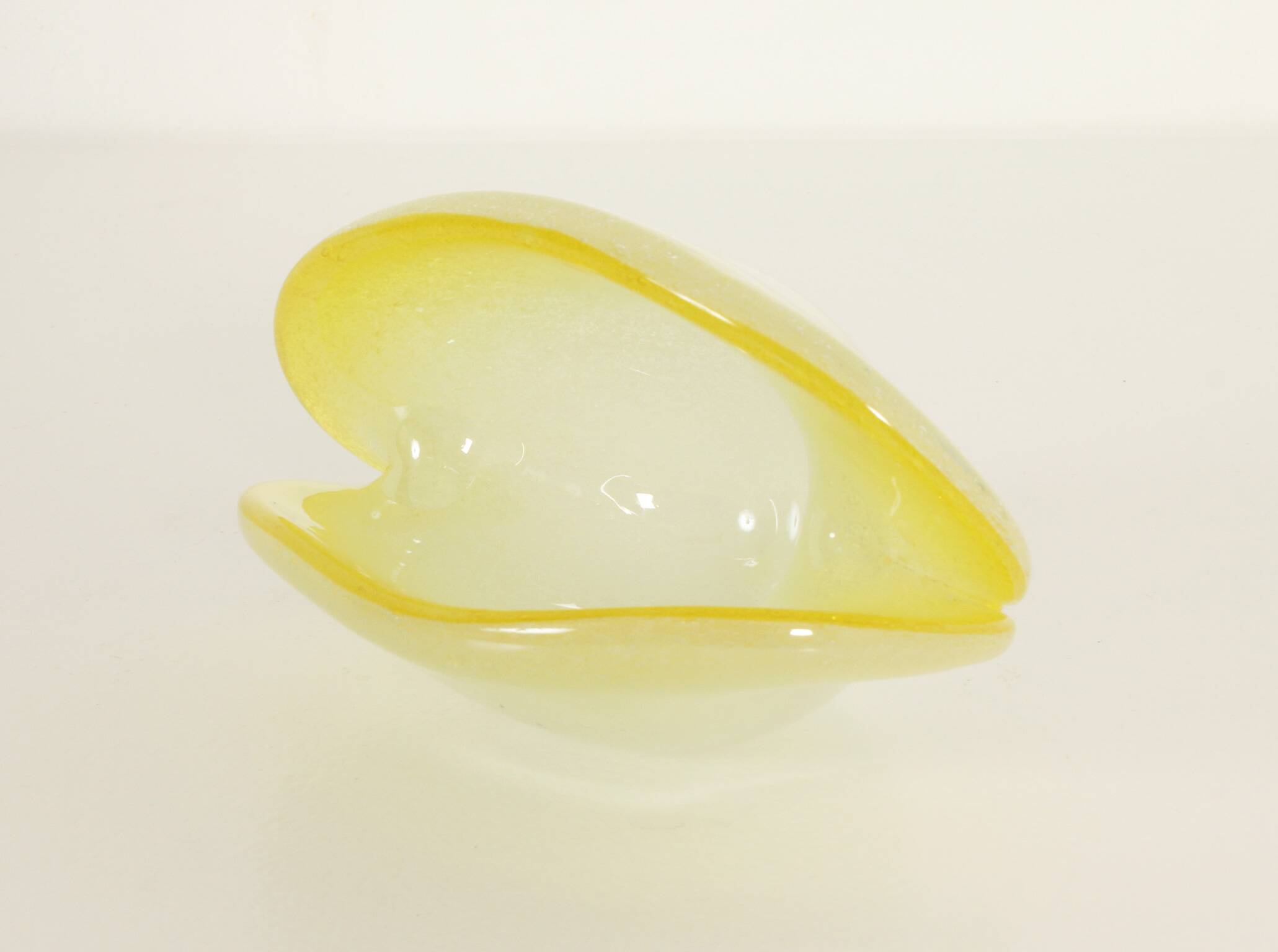 Bowl in the shape of a shell made of pulegoso Murano glass, Italy, 1960s.
