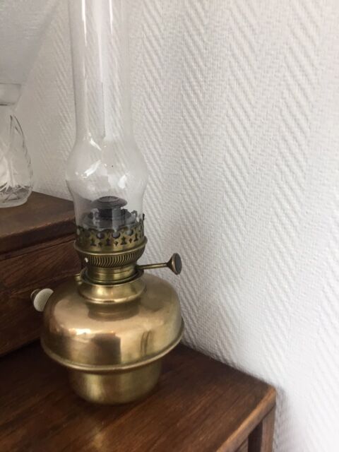 Lampe a petrole ancienne en  laiton type  matador 15