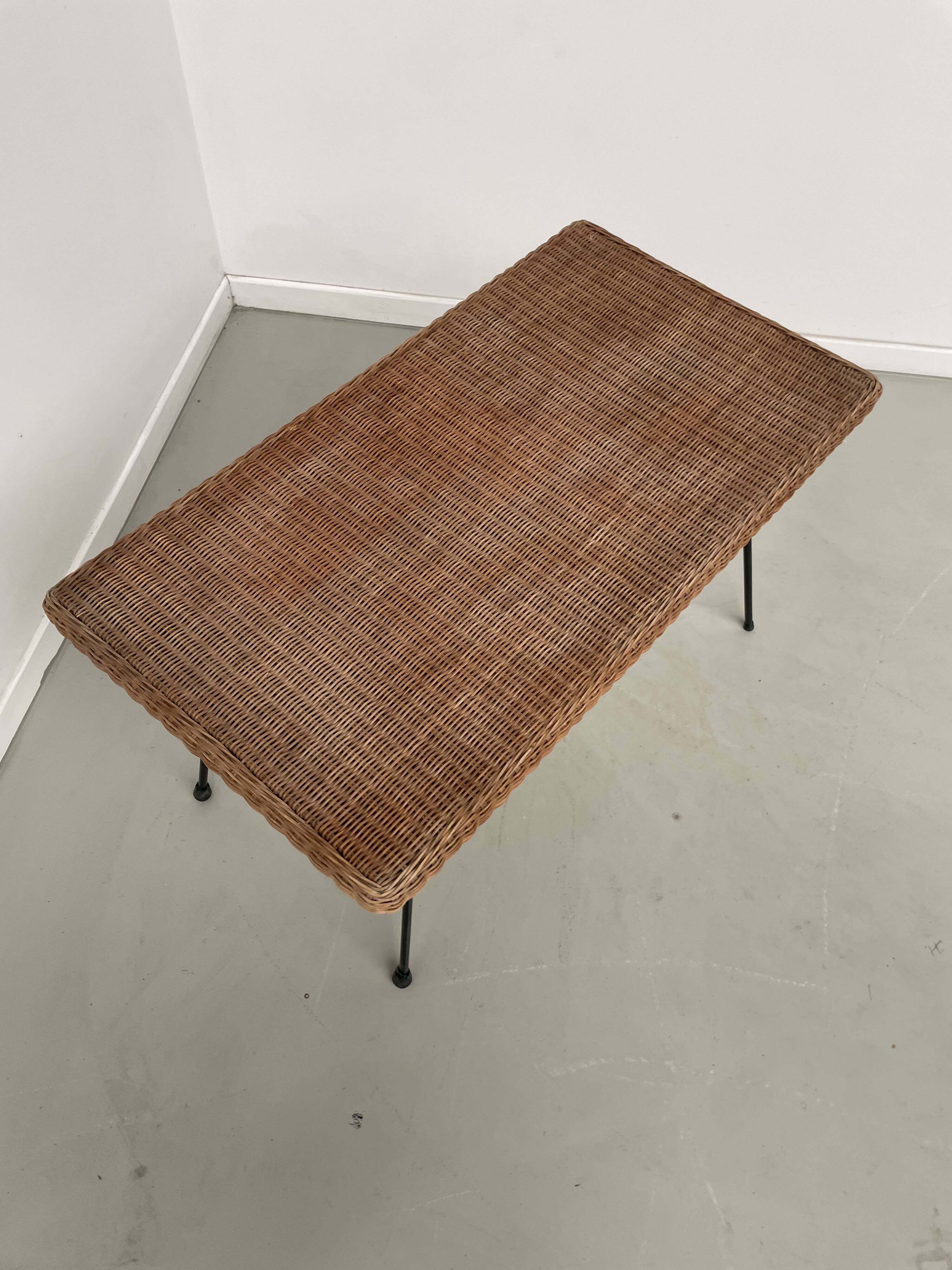 Table basse osier tressé et métal 1960