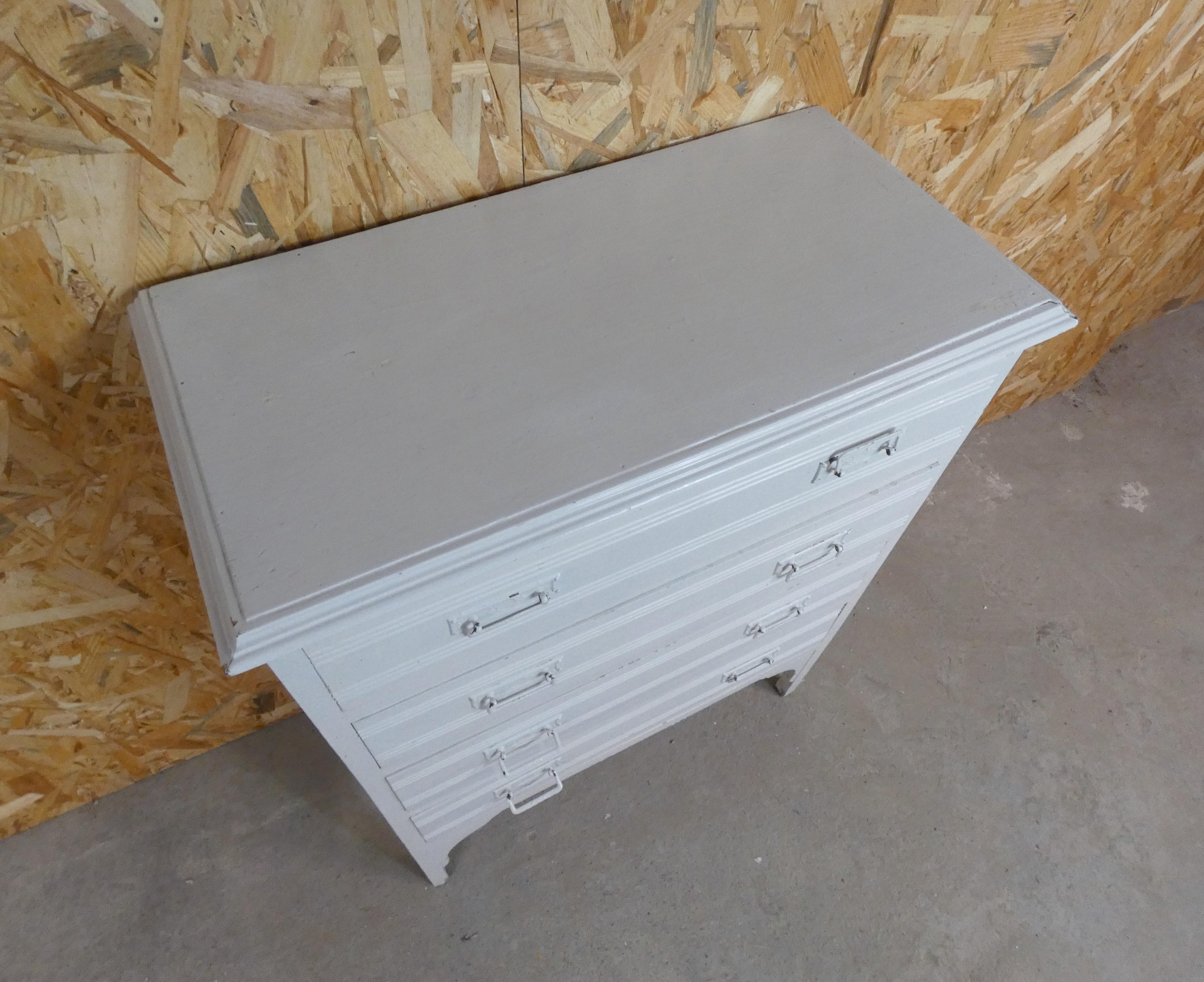 Wooden chest of drawers