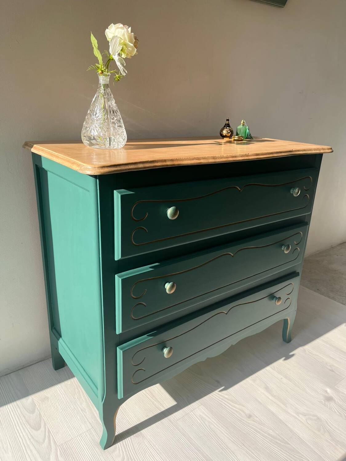 Vintage Louis XV style chest of drawers - Deep green, light wood, gold - 3 drawers