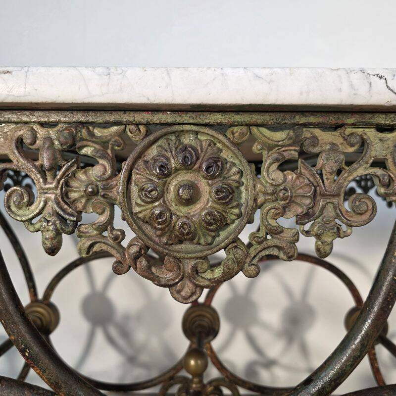 Exceptional large presentation table in cast iron from the late 19th century.