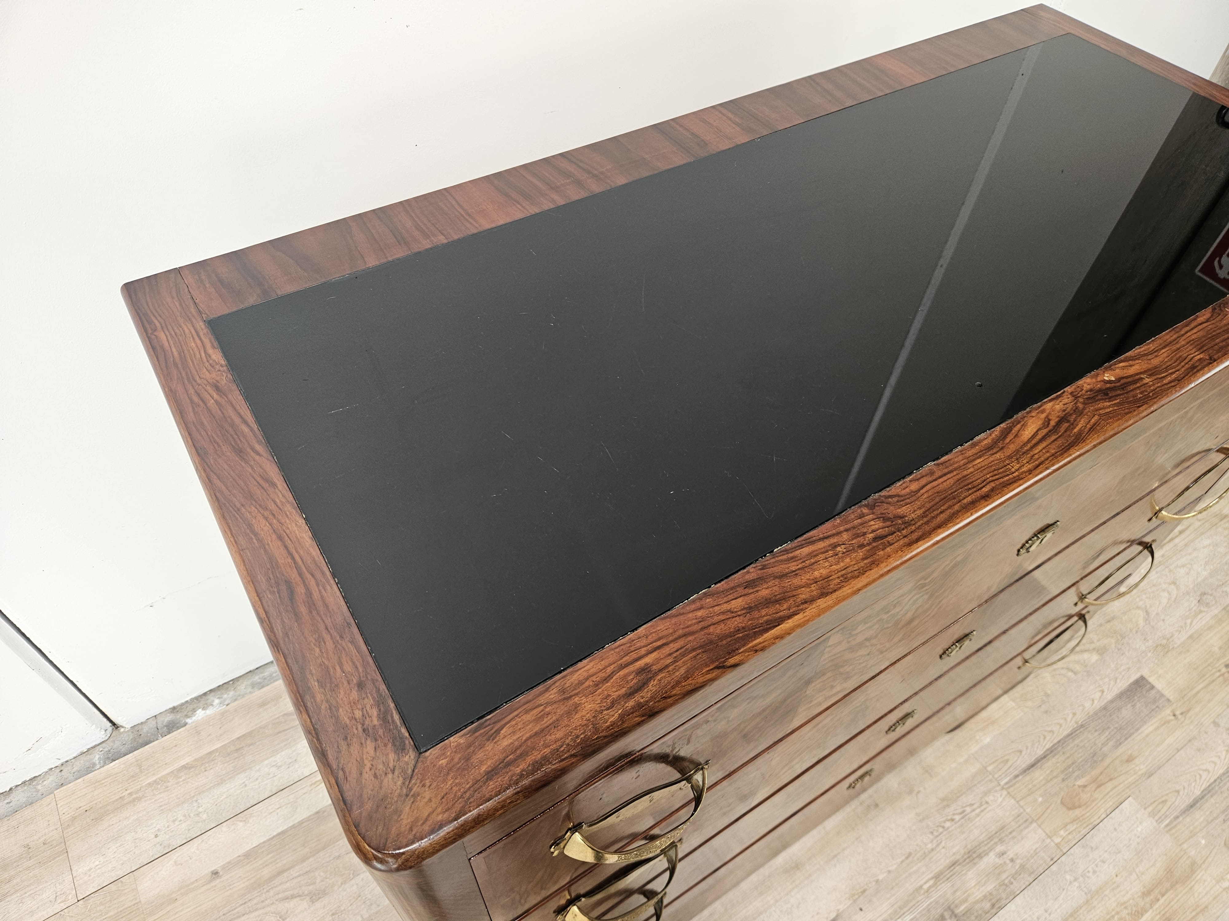 1940s Art Decò chest of drawers in walnut burl with black glass top