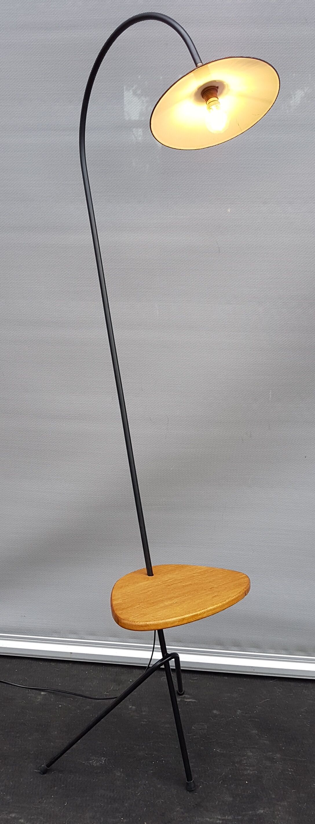 Tripod lamppost with deported tablet