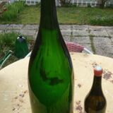 Bouteille en verre soufflé vert de 58 cm.