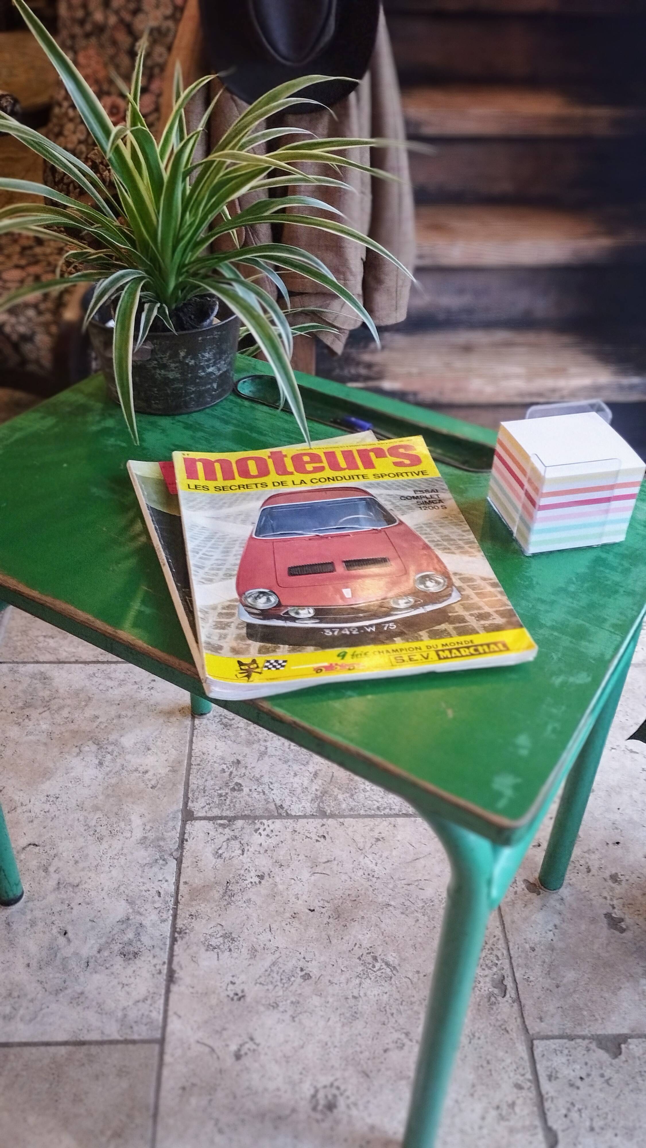 Bureau d'écolier des années 1960 sur peinture verte d'origine