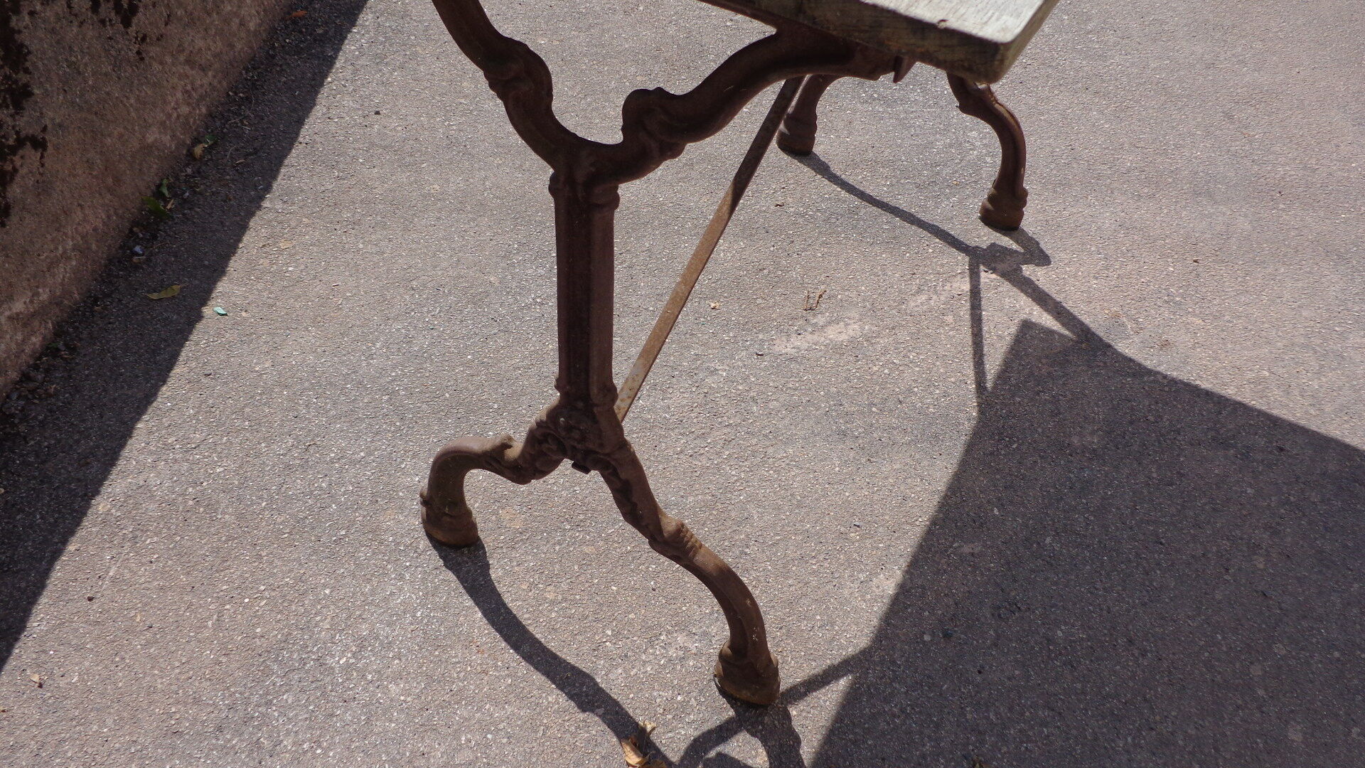 Bistro table, cast iron legs