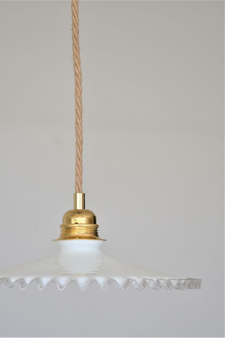 Pleated opaline suspension and jute cord