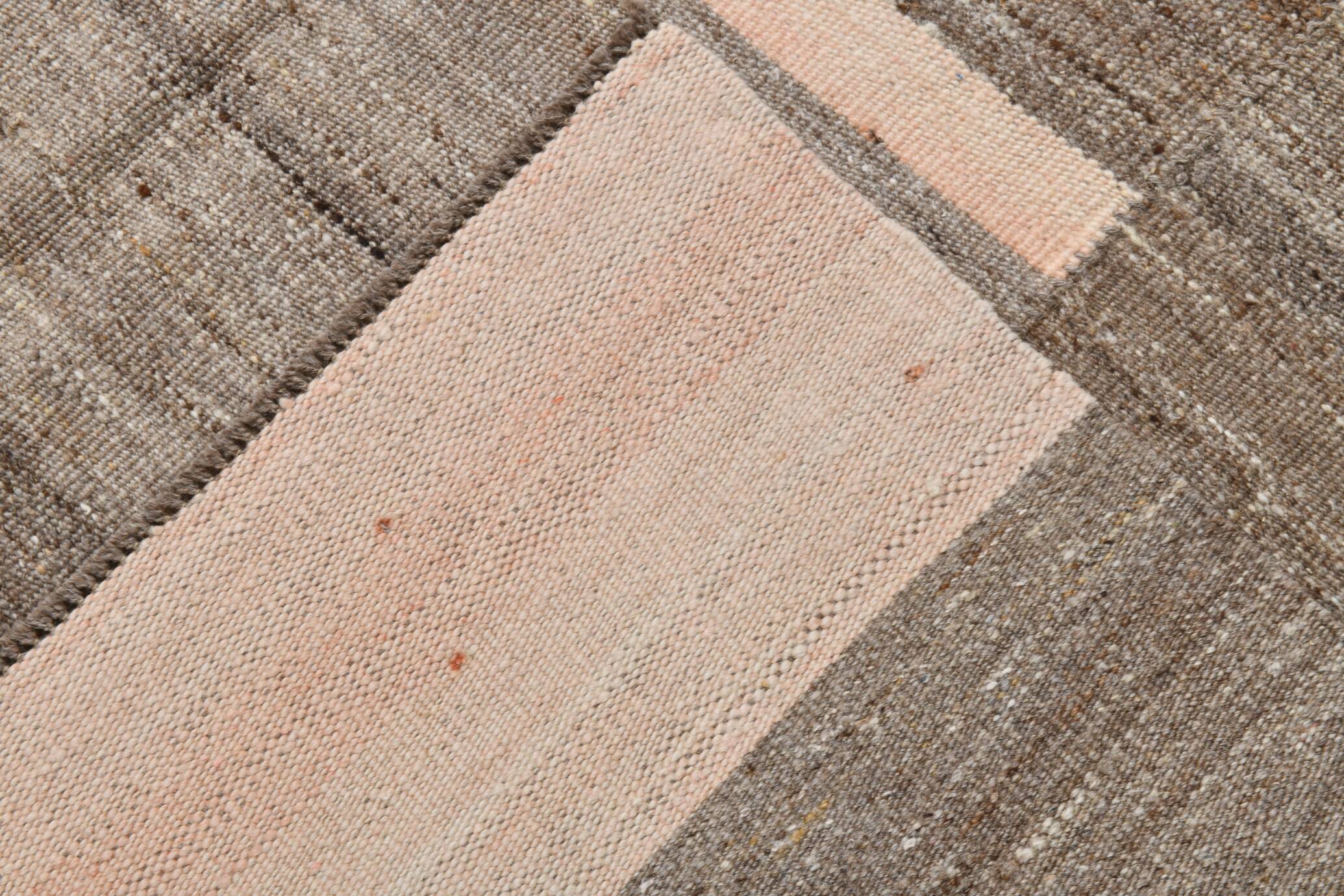 Tapis kilim vintage tons bruns et beige rosé, style minimal artisanal