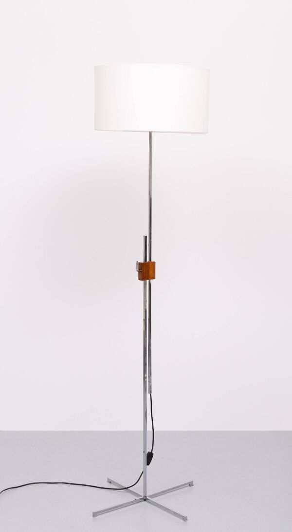 Lampadaire en noyer et métal chromé par Hans Eichenberger, années 1950