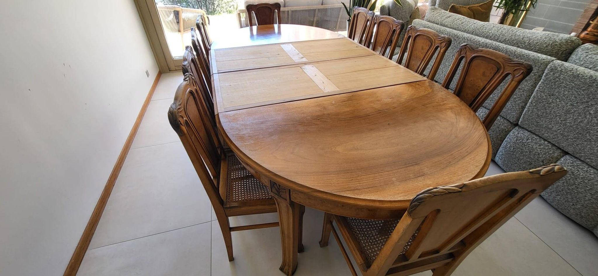 Table et 10 chaises de style Art Nouveau