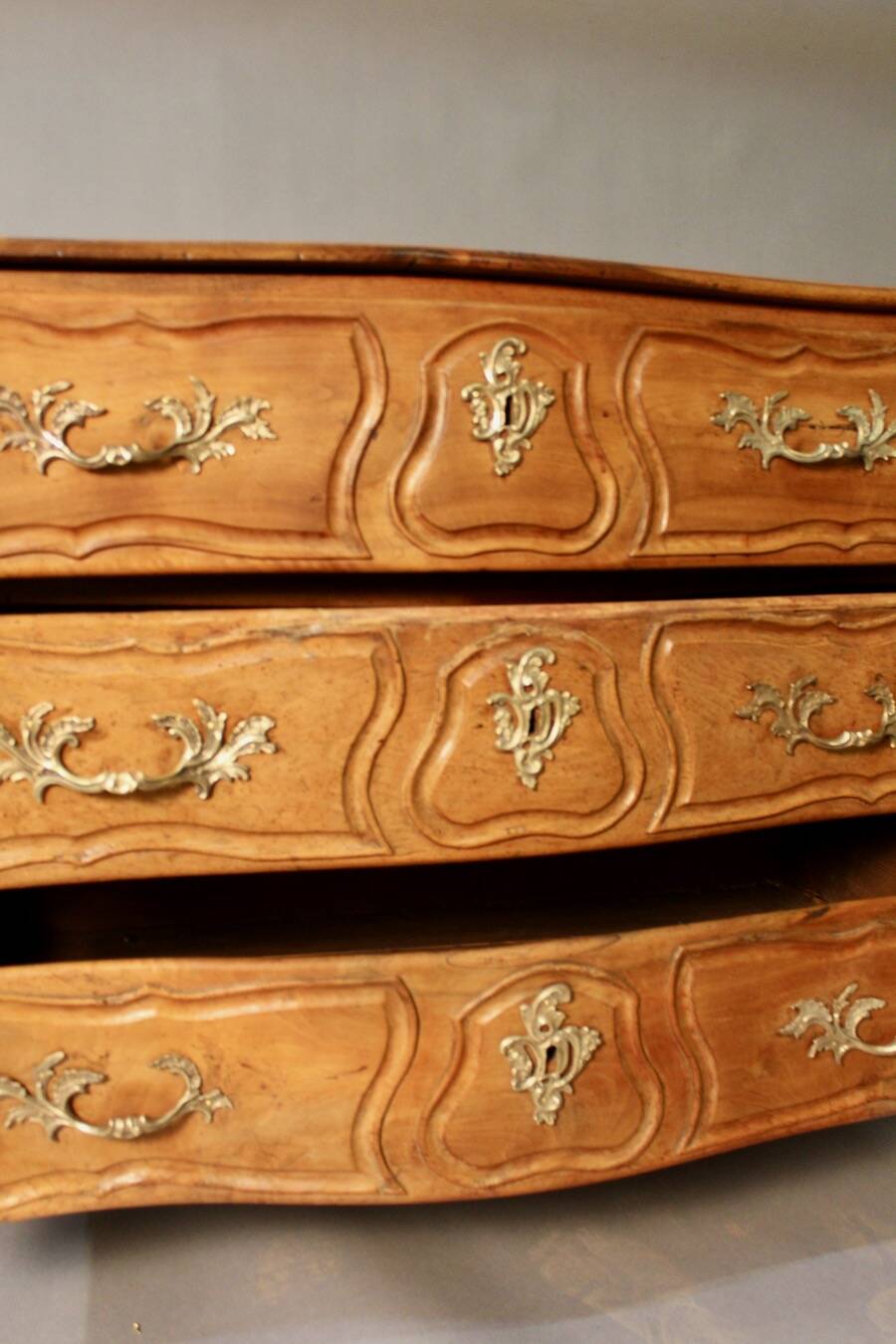 Lyonnaise chest of drawers, 18th century, blond walnut