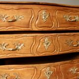 Lyonnaise chest of drawers, 18th century, blond walnut