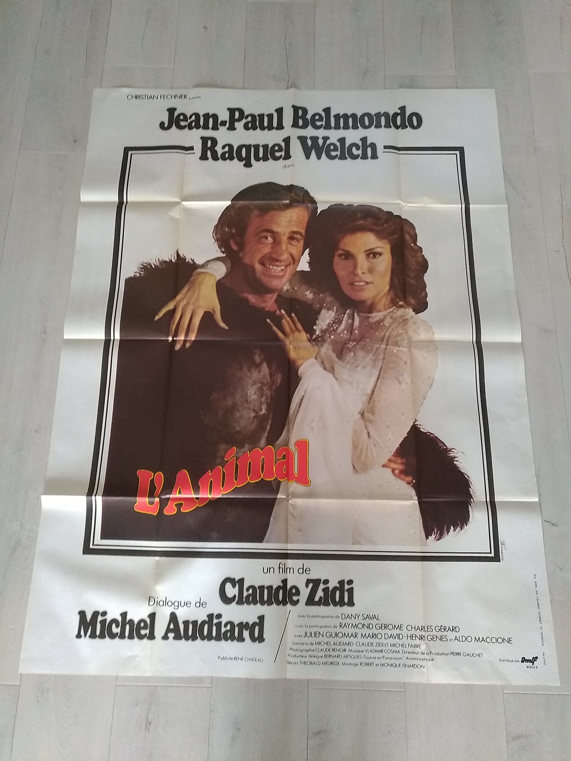 An original folded poster L'animal Belmondo Raquel Welch 1977