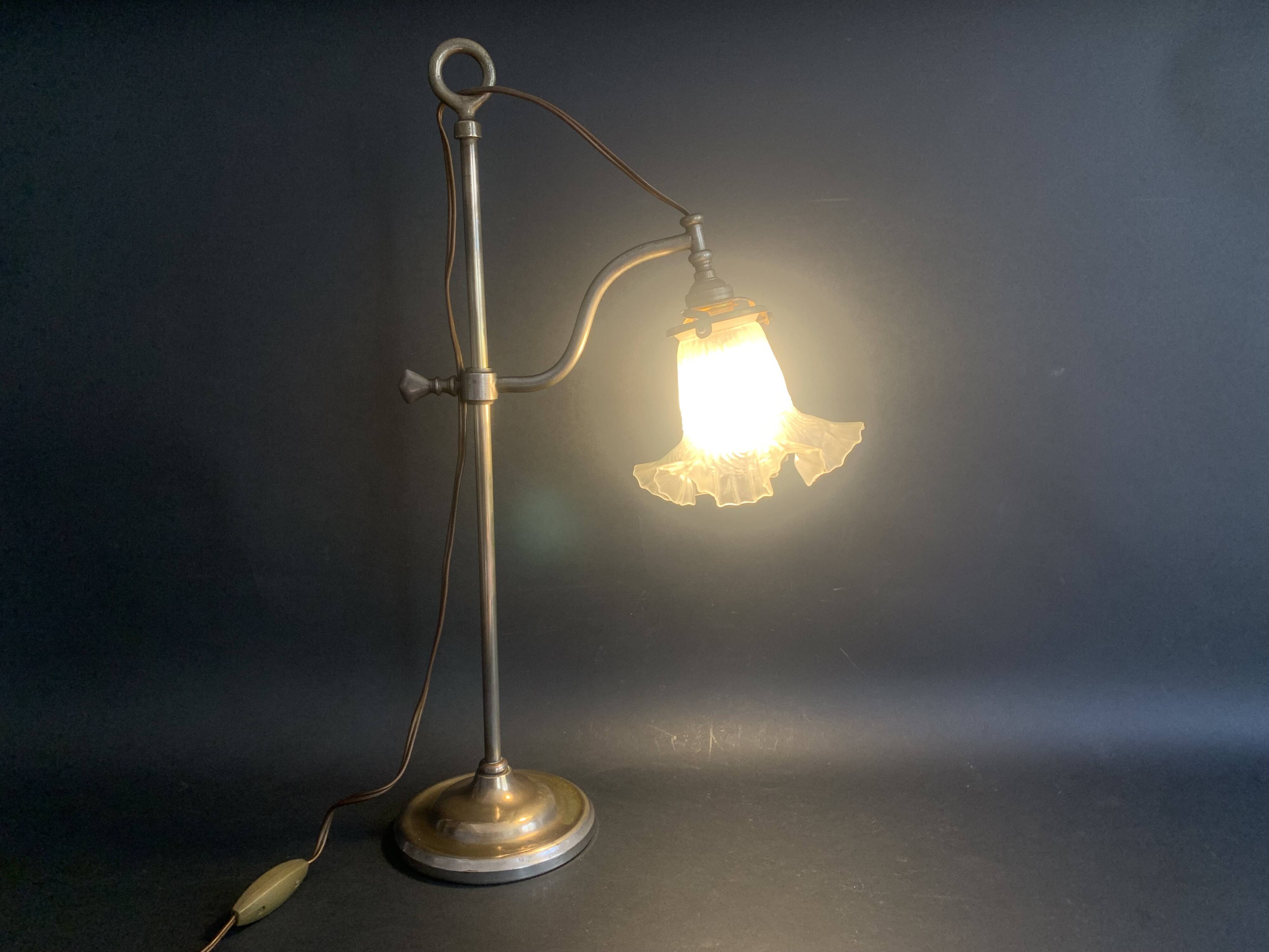 Gooseneck lamp "rise and fall" in brass and glass tulip, 1900