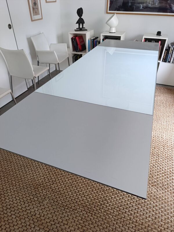 Table en verre et laiton avec rallonges MDF