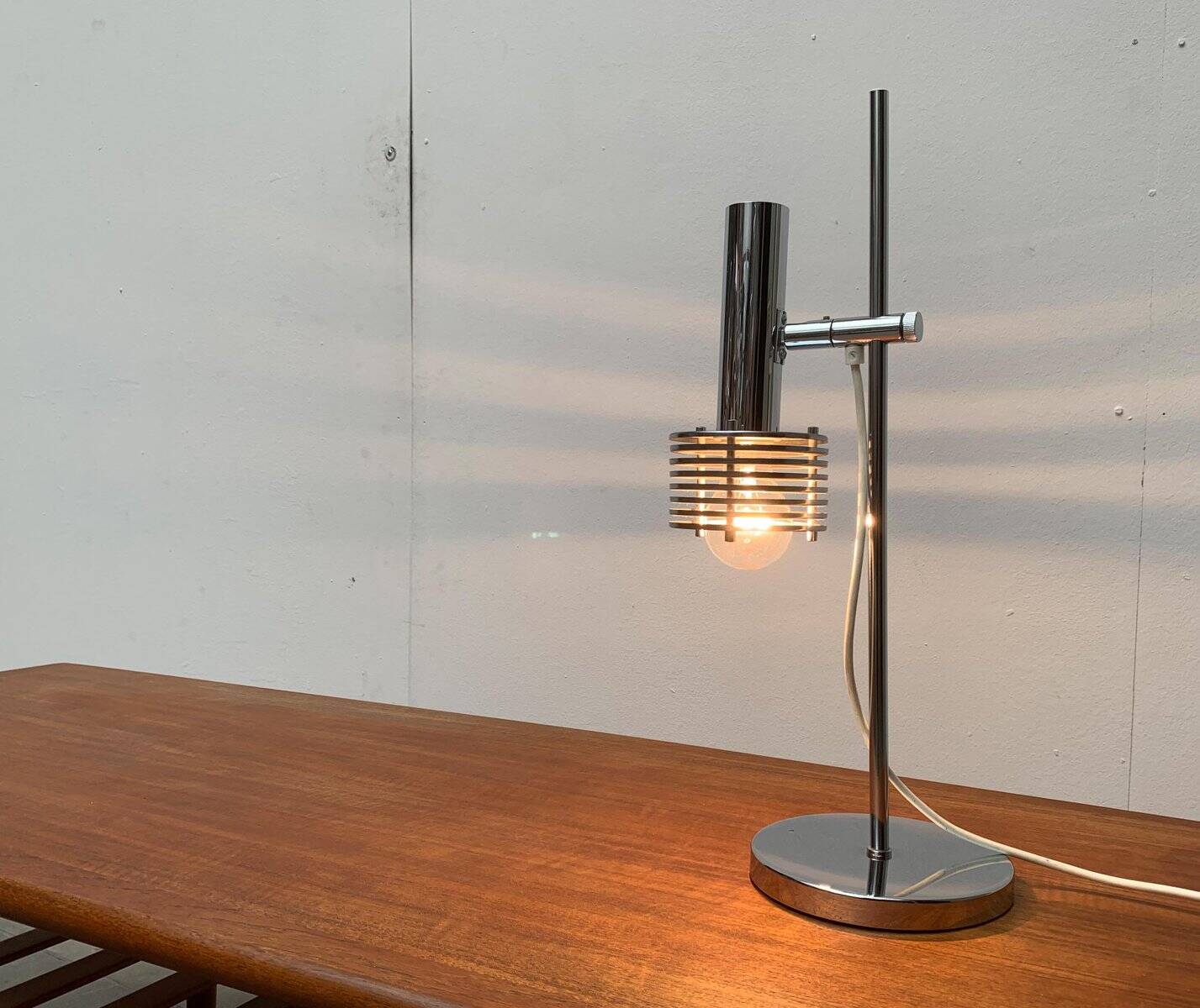 Lampe de table à lames chromées de l’ère spatiale