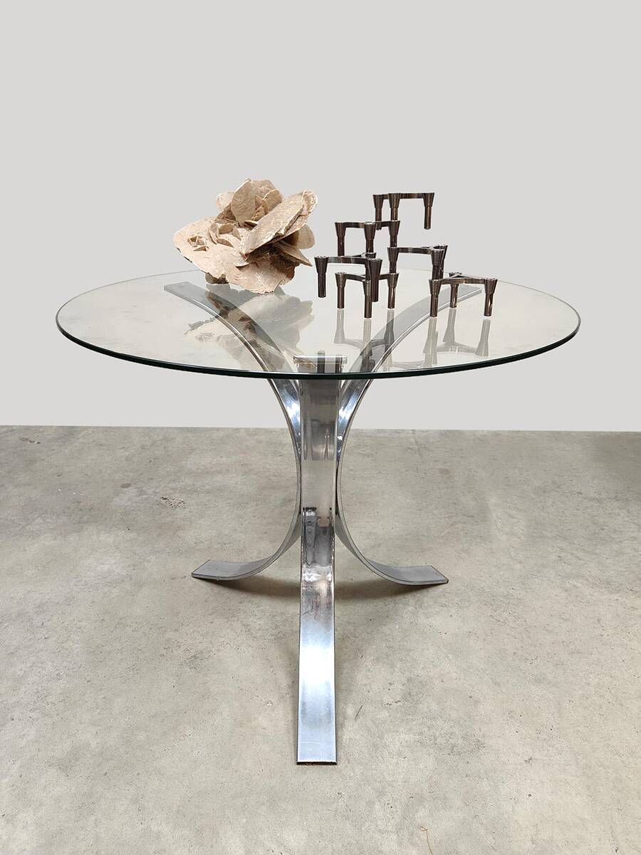 Ensemble de salle à manger vintage en chrome avec table et chaises.