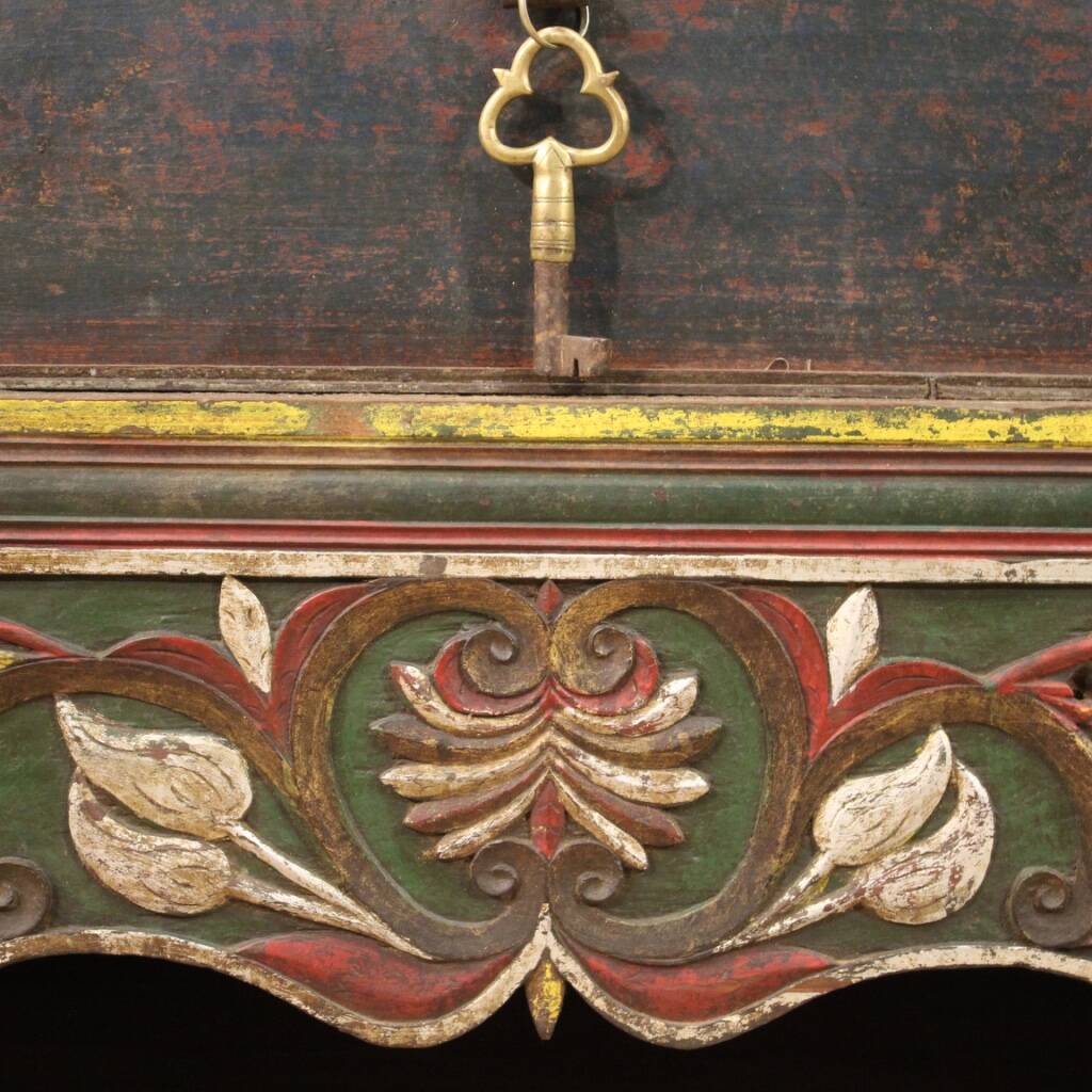 Indian chest in painted wood from the 20th century
