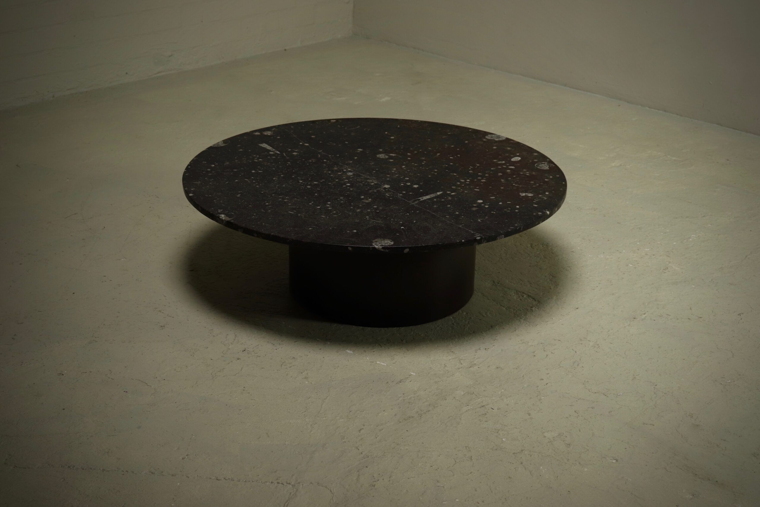 Table basse en pierre fossile rare et acier par Metaform années 1970