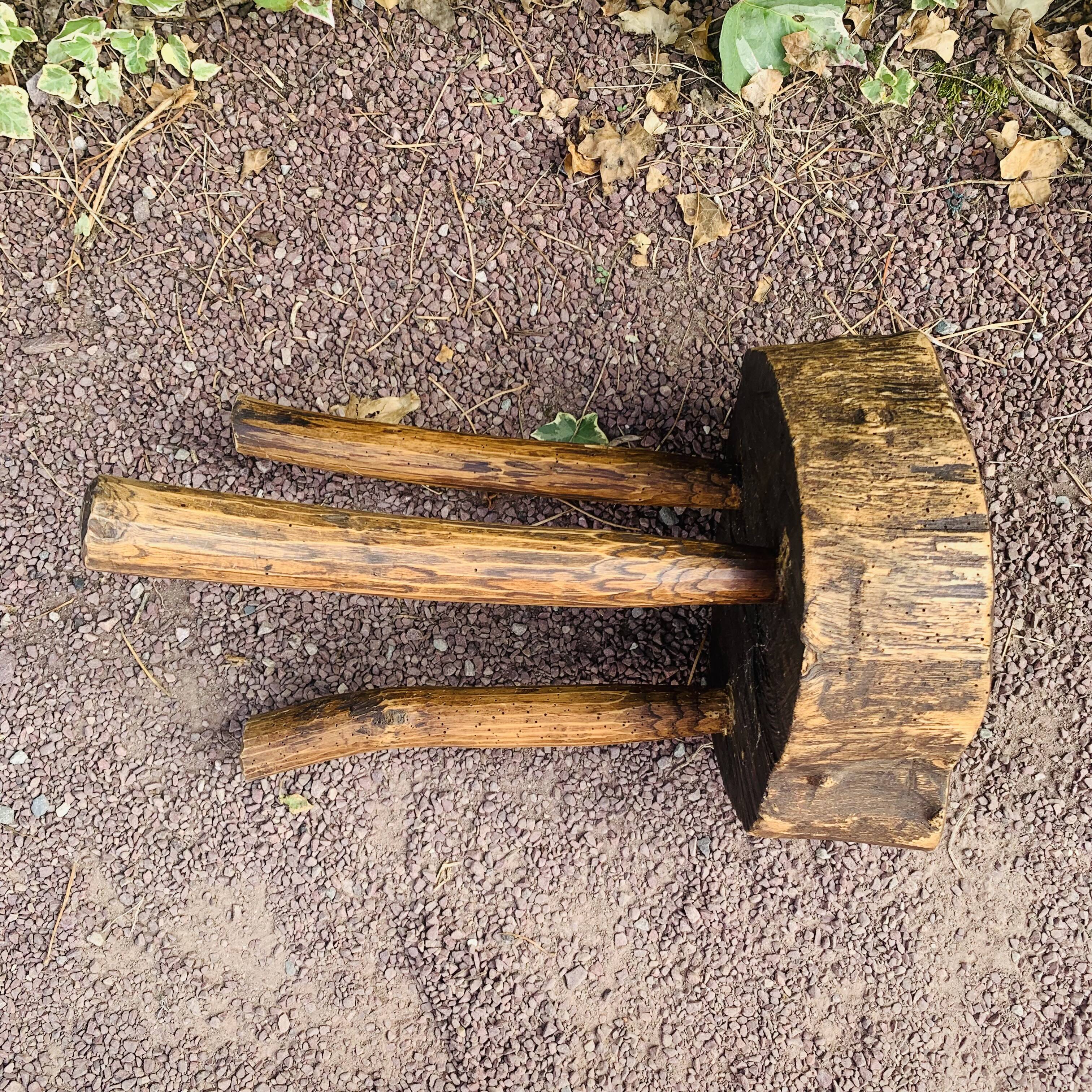 Tabouret tripode en bois massif