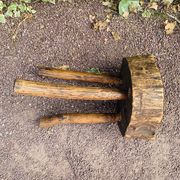 Tabouret tripode en bois massif