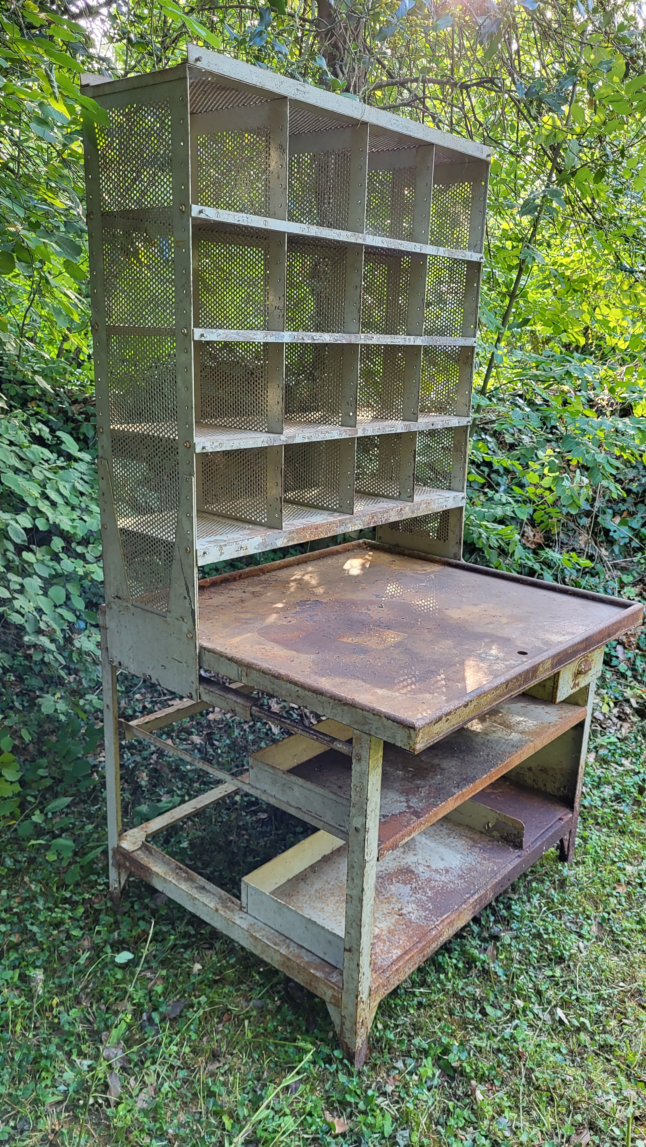 Industrial design postal sorting office