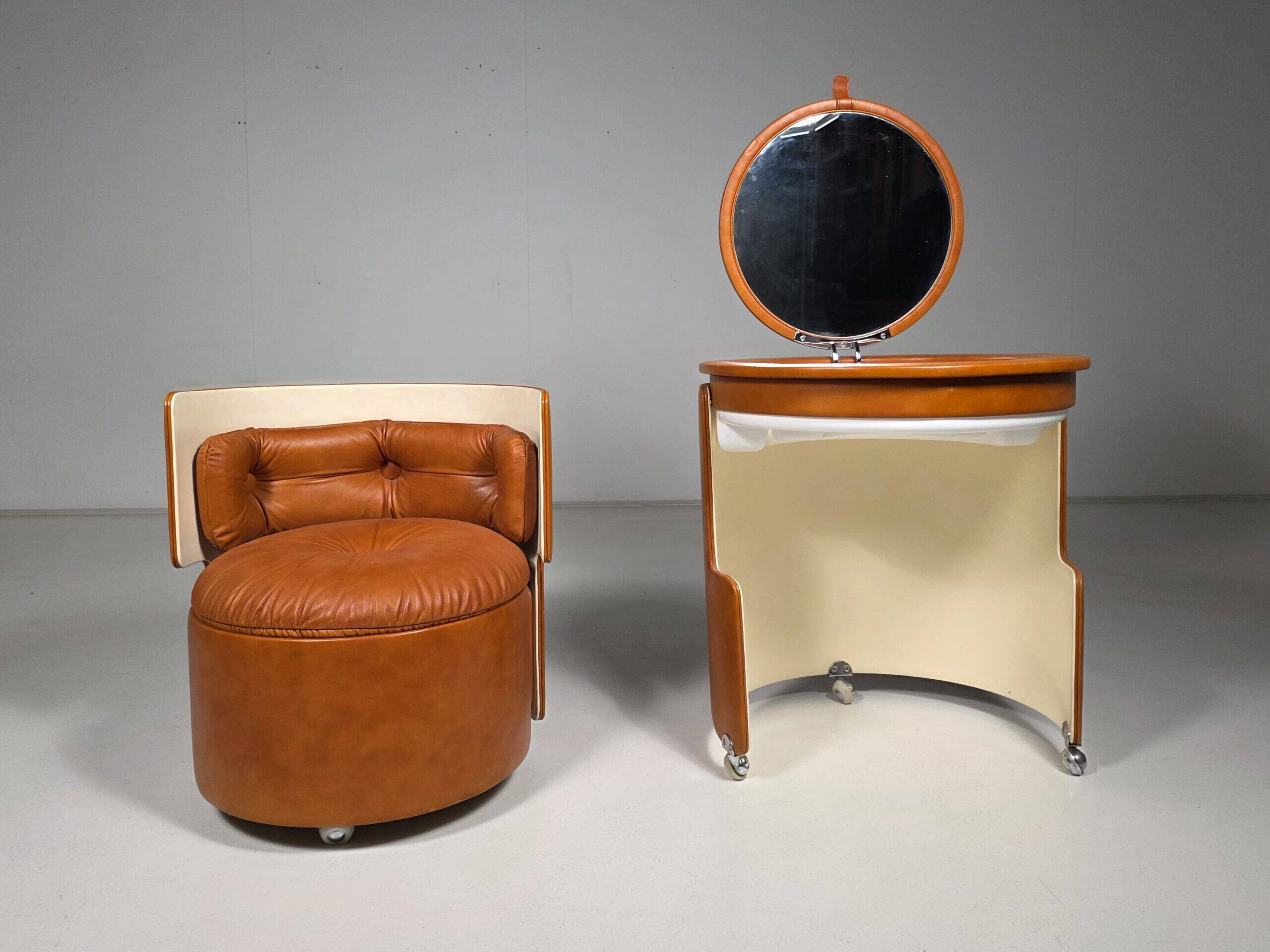 Dilly Dally vanity set by Luigi Massoni for Poltrona Frau