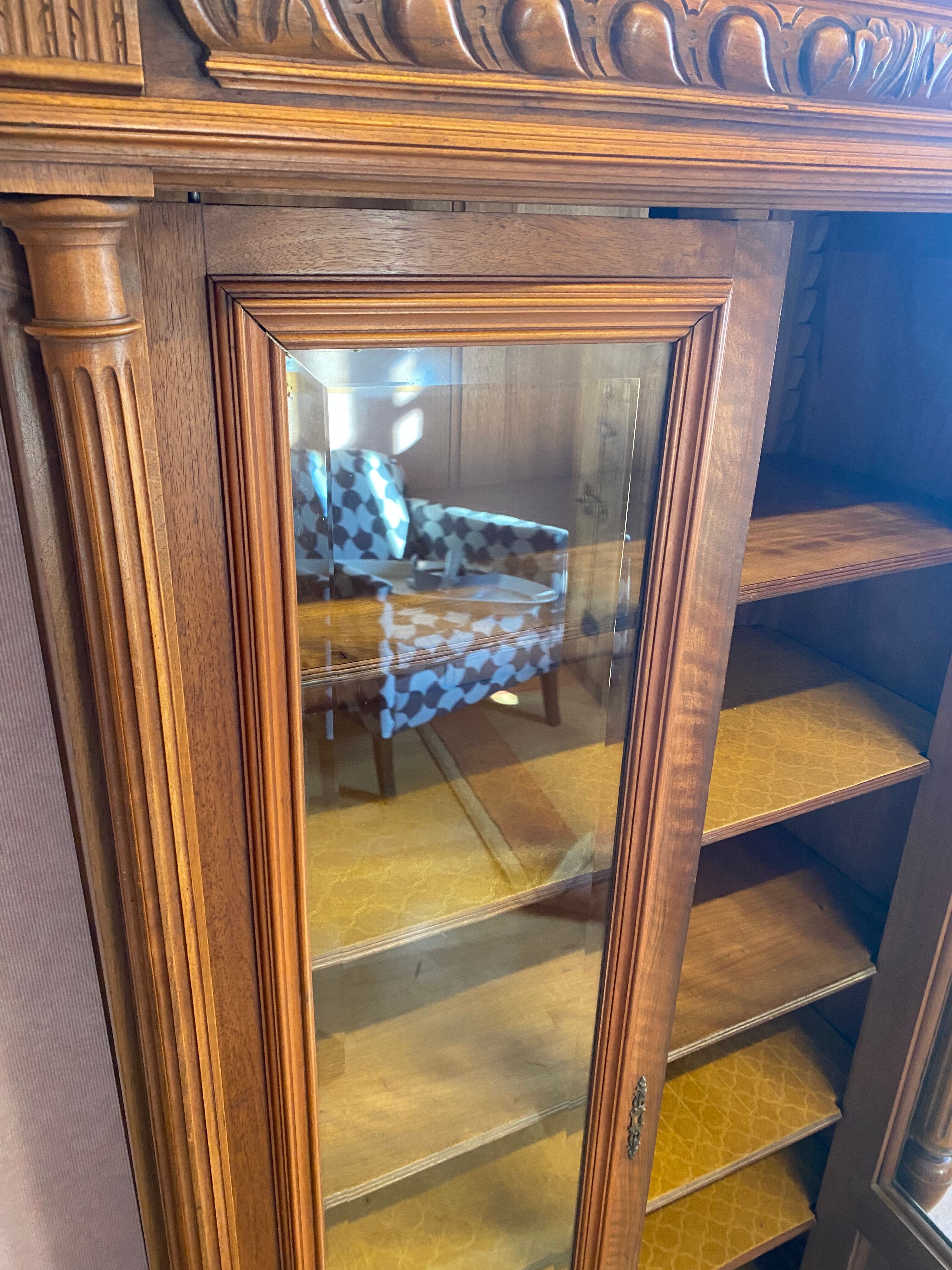 Vitrine noyer, verres biseautés