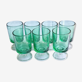 7 verres à liqueur "cavalier" de couleur verte  Luminarc France