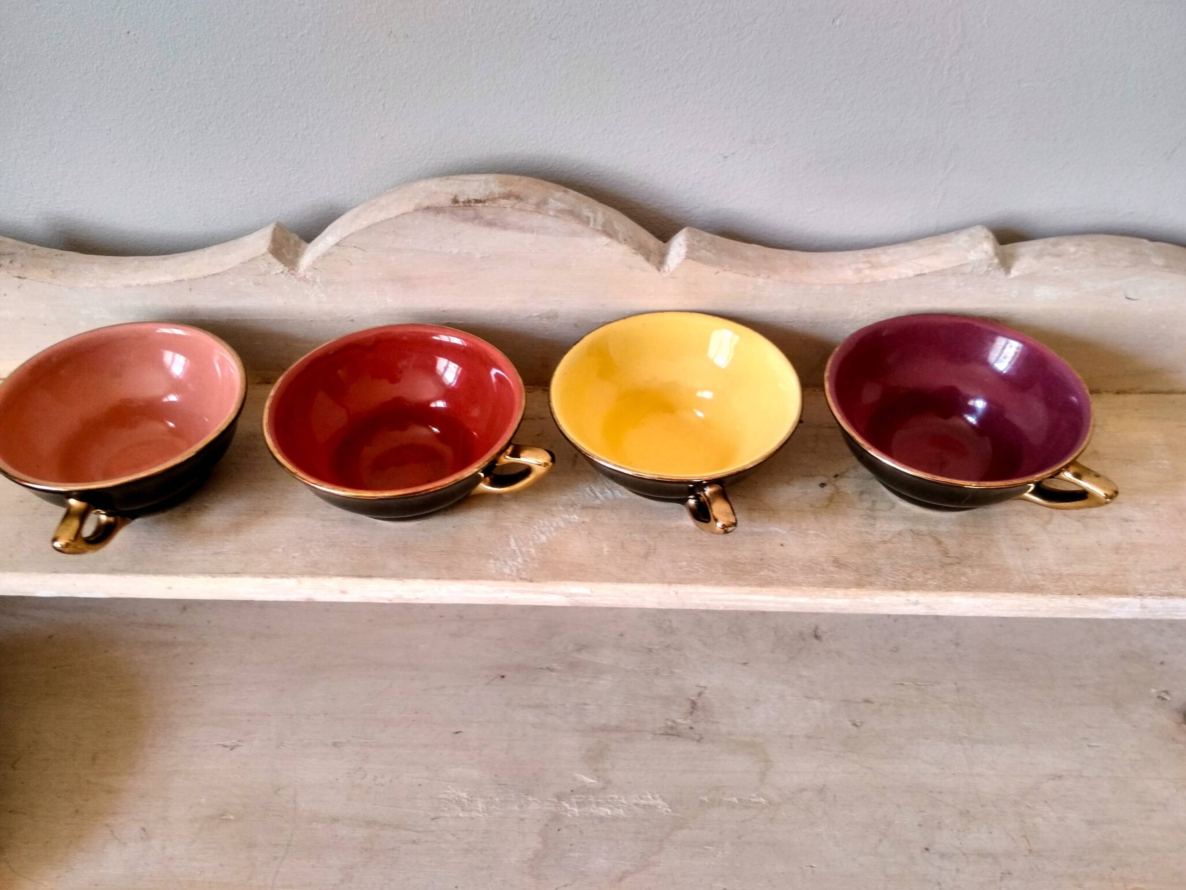 4 cups tea or coffee in the 1950s, color mugs, black and Golden NET