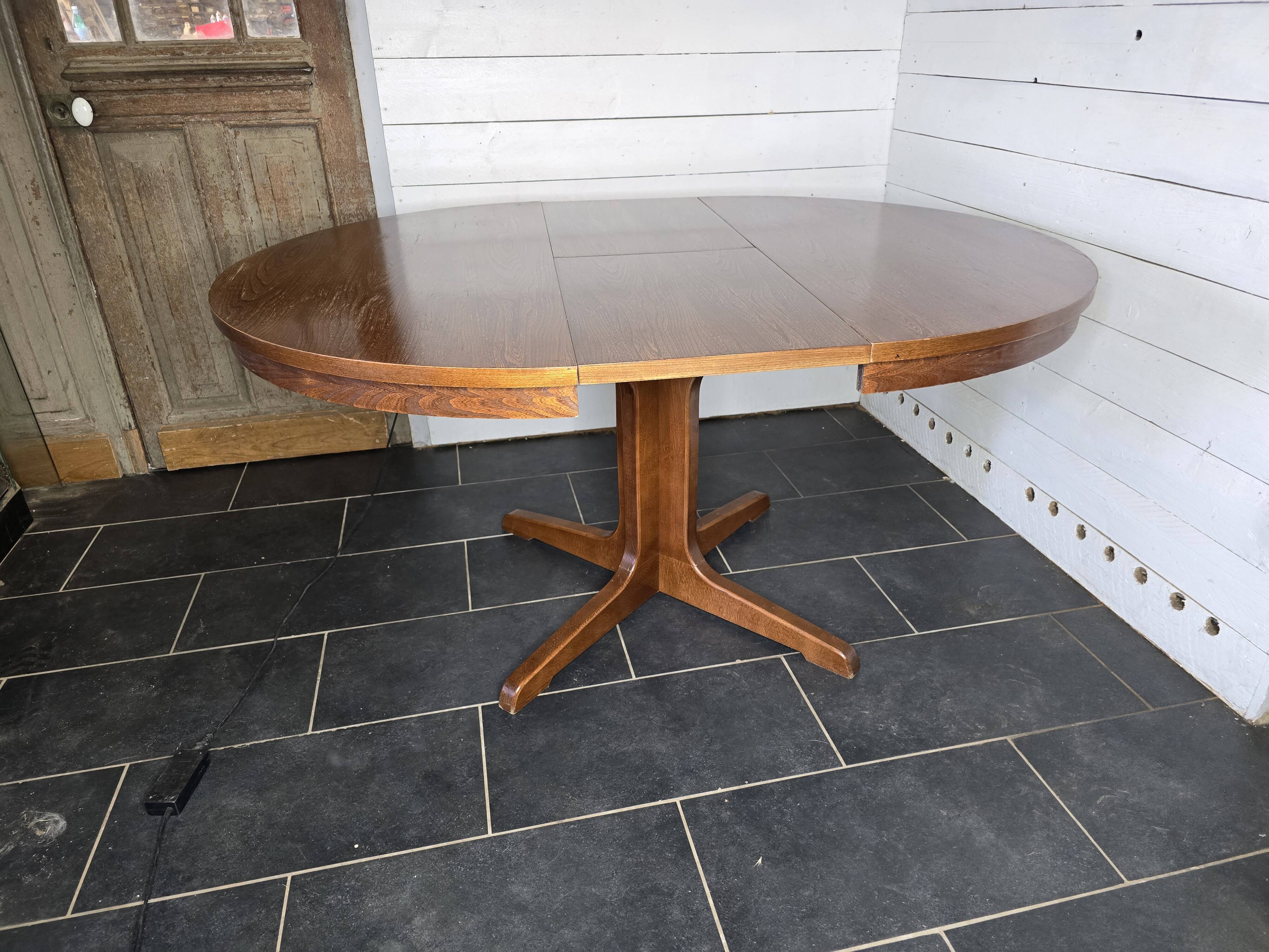 Vintage extendable round table from the 60s